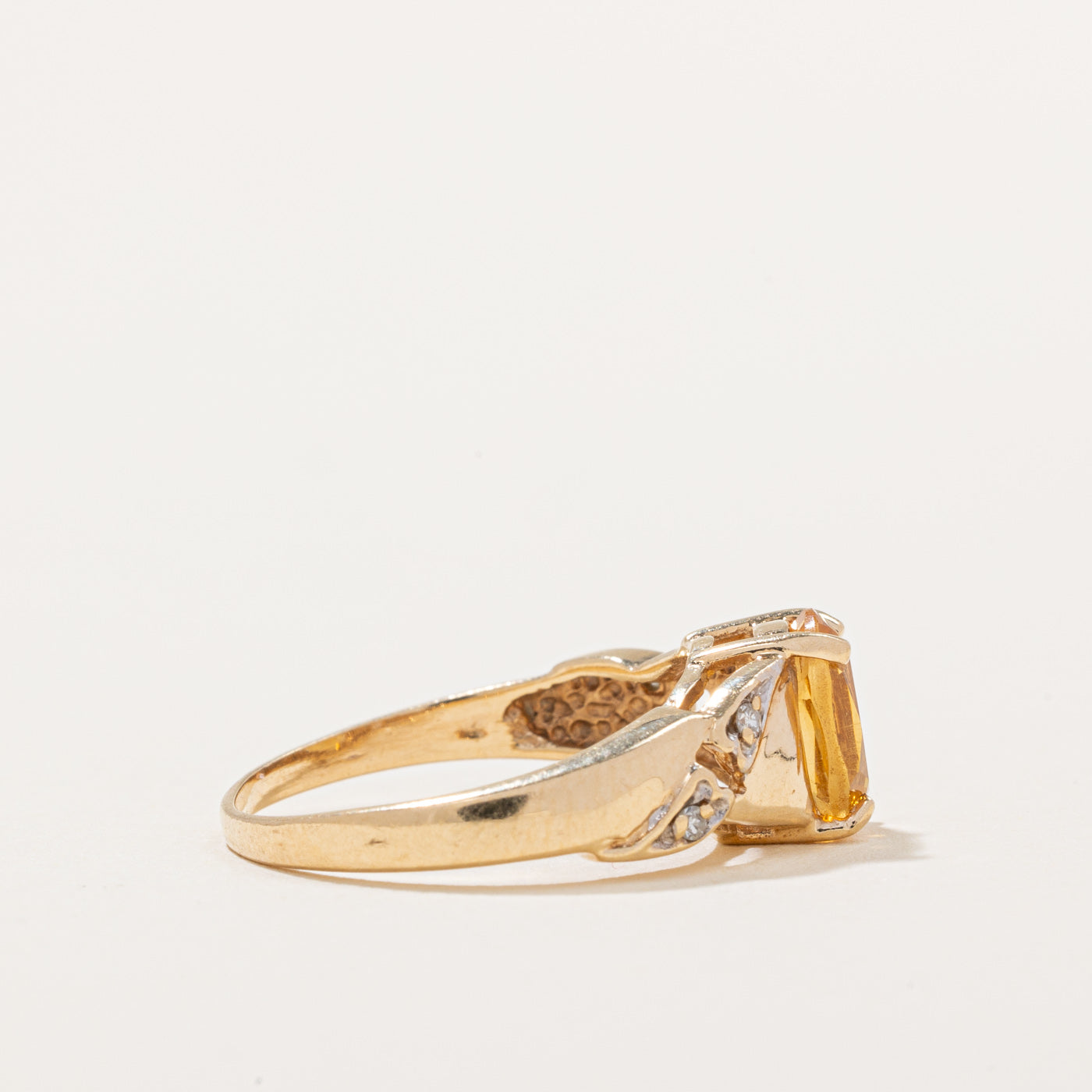 Bague en citrine et diamants | 0,60 ct, 0,04 ct au total | Taille 5,75 |