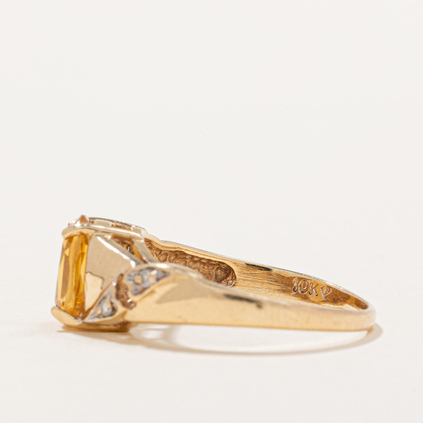 Bague en citrine et diamants | 0,60 ct, 0,04 ct au total | Taille 5,75 |