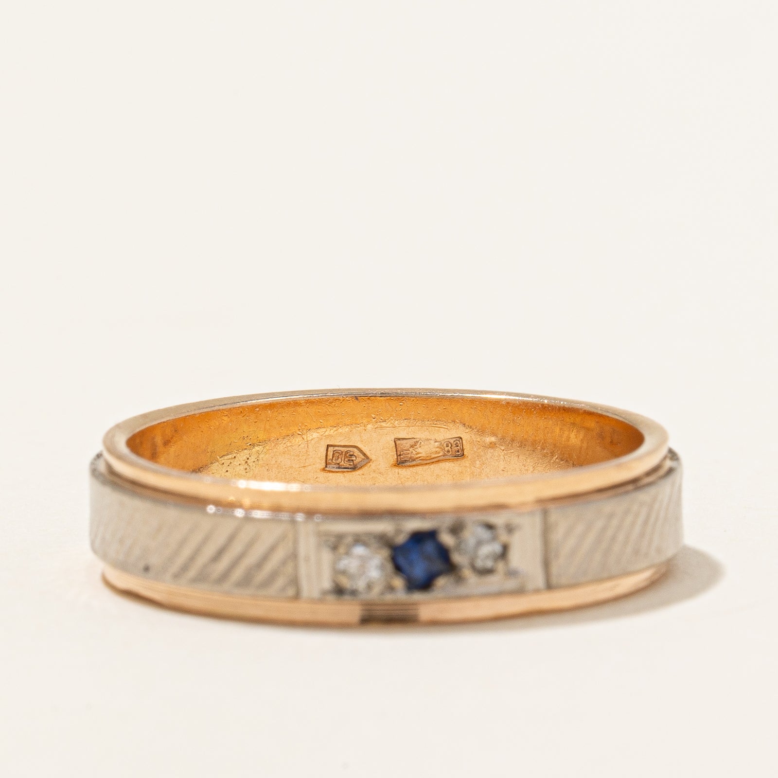Bague arménienne en diamants et saphirs synthétiques de 1980 | 0,04 ct au total, 0,03 ct | Taille 8,25 |