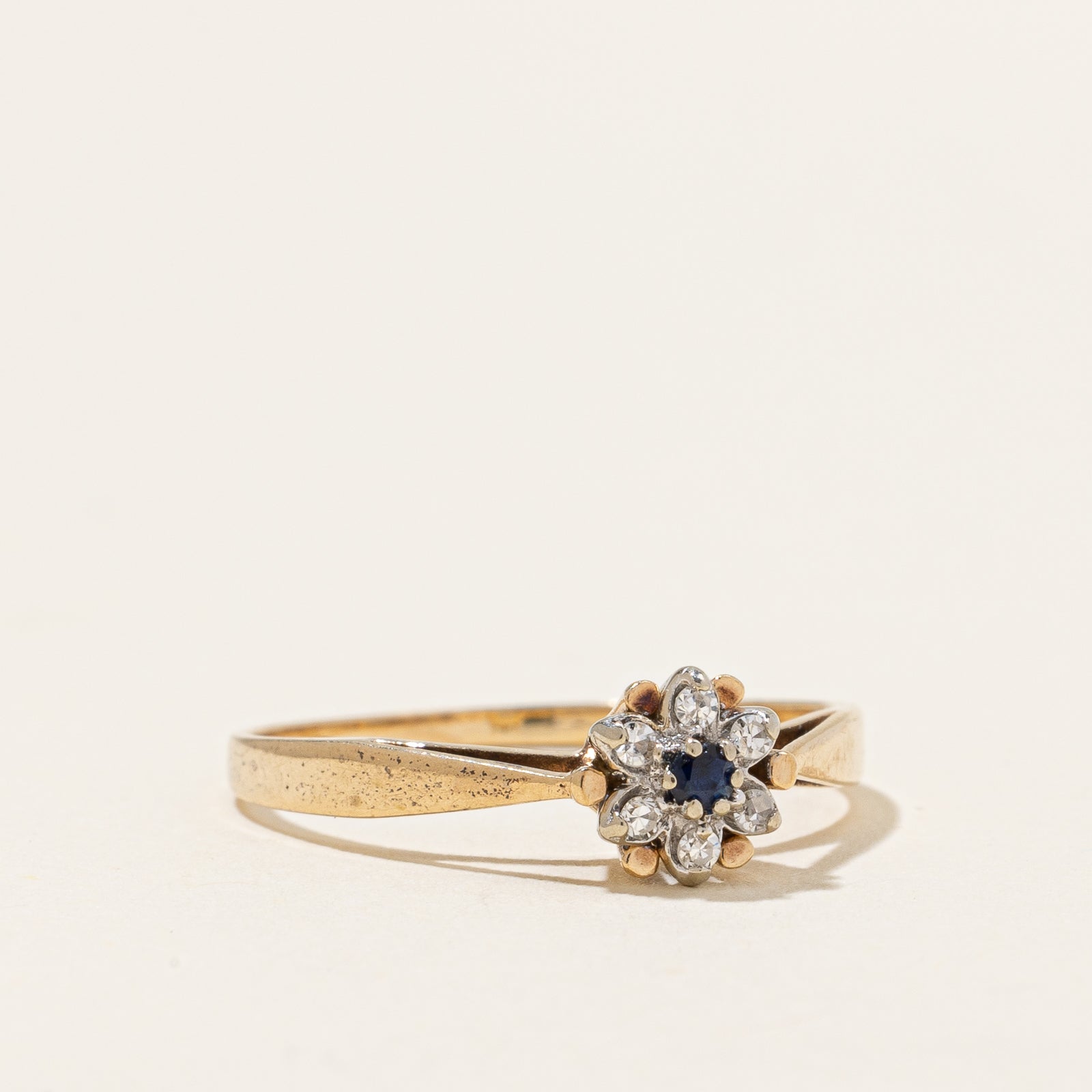 Bague fleur sertie de saphirs bleus et de diamants | 0,03 ct, 0,03 ct au total | Taille 5,5 |
