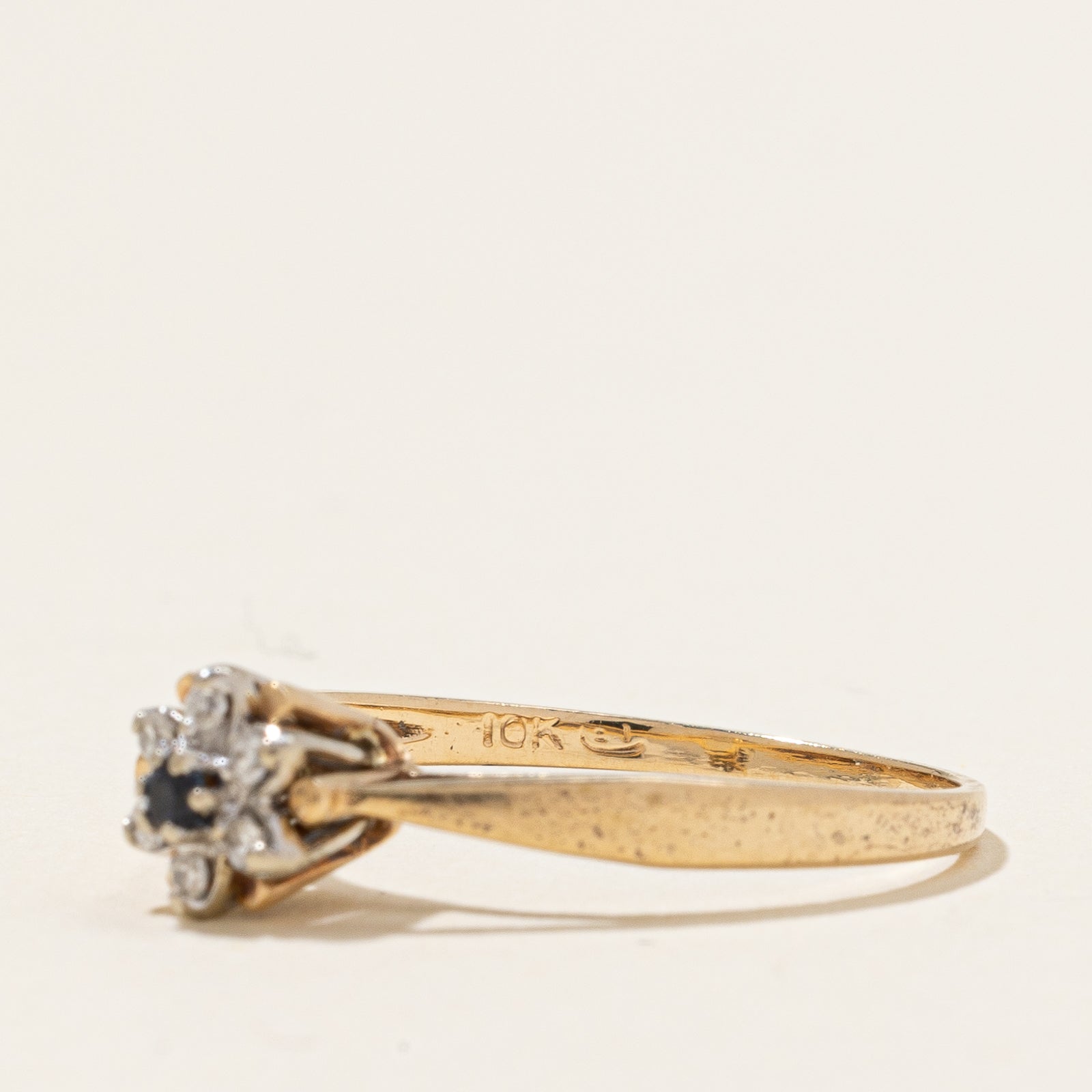 Bague fleur sertie de saphirs bleus et de diamants | 0,03 ct, 0,03 ct au total | Taille 5,5 |