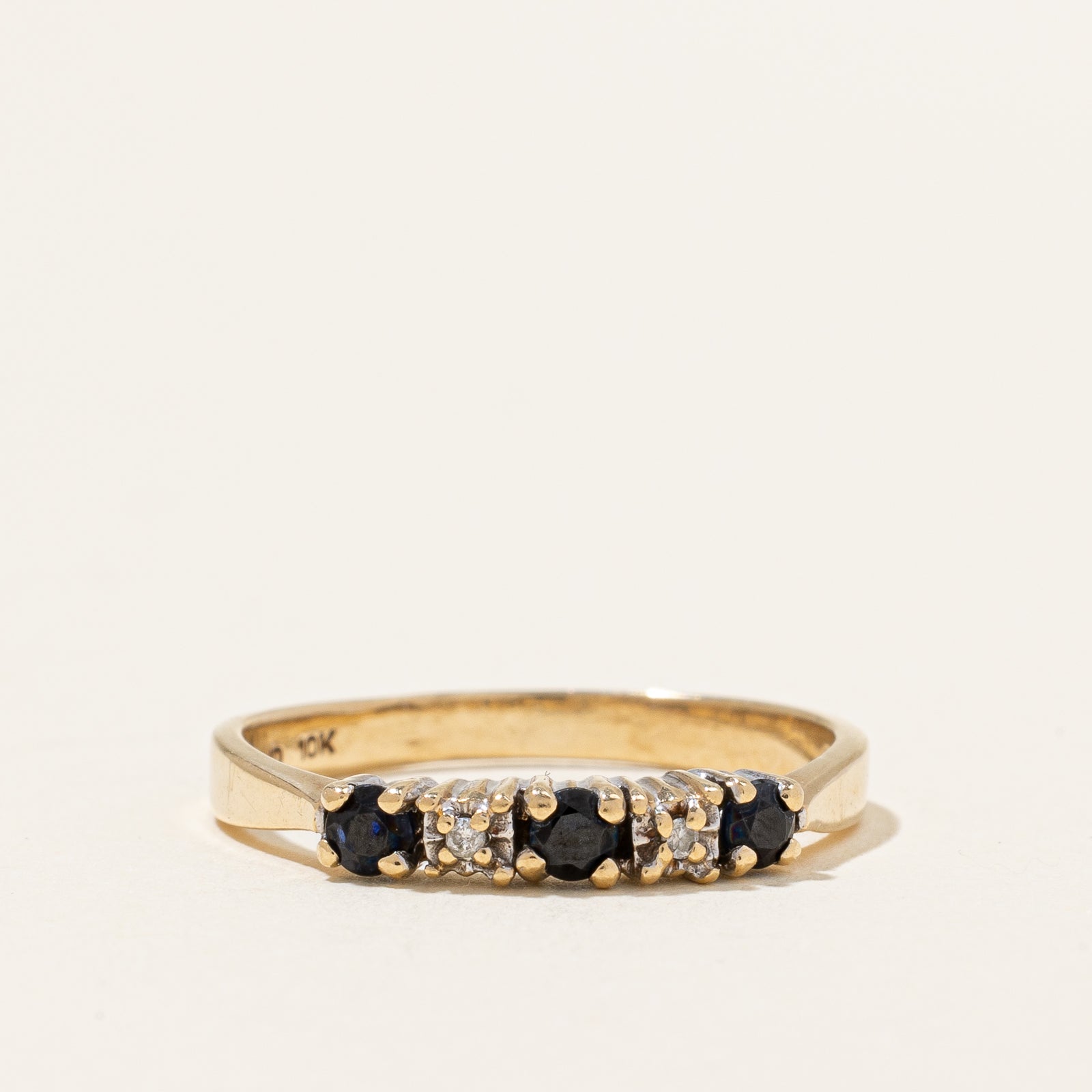 Bague saphir bleu et diamants | 0,18 ct, 0,01 ct | Taille 6,75 |