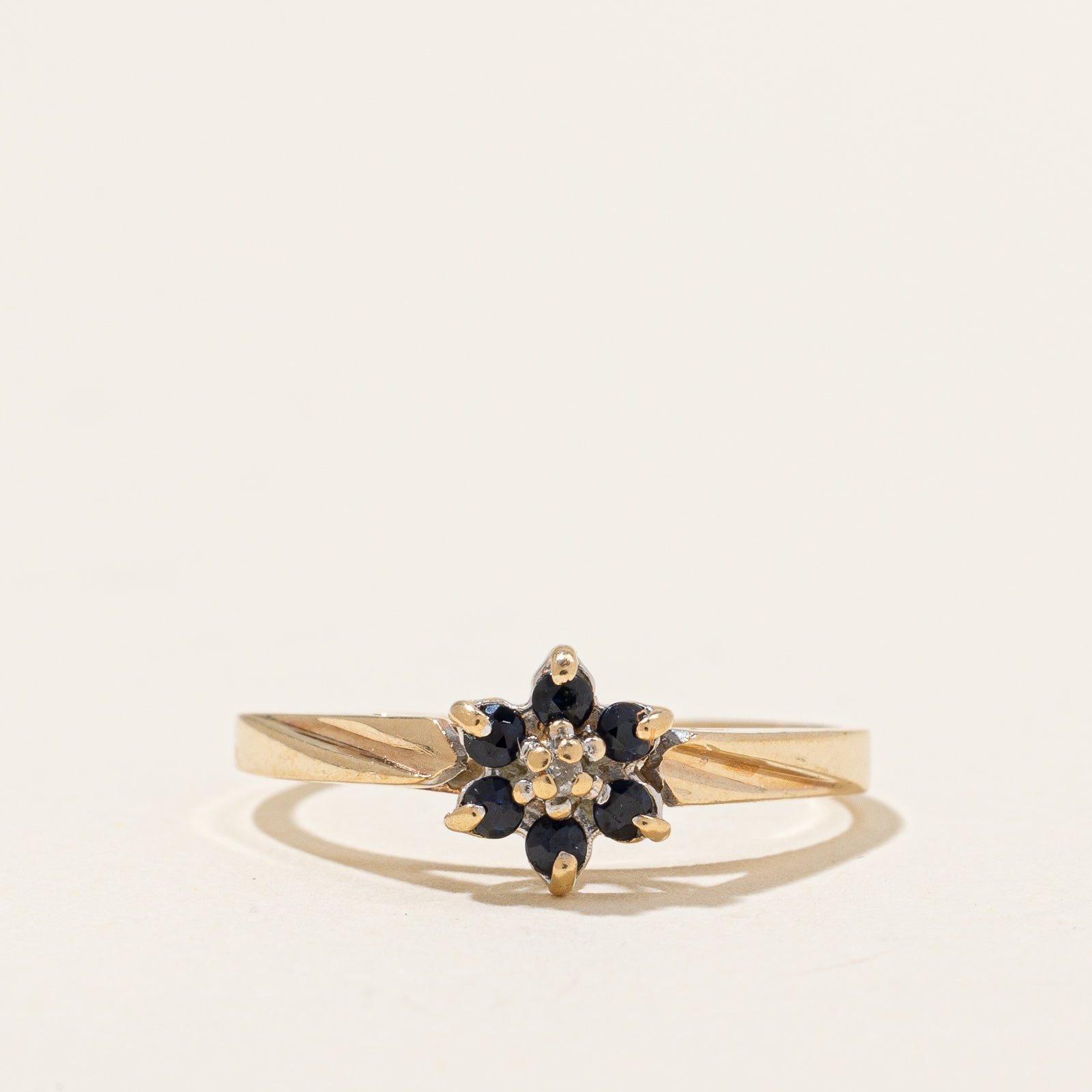 Bague fleur en saphir bleu et diamants | 0,15 ct au total, 0,01 ct | Taille 4,75 |