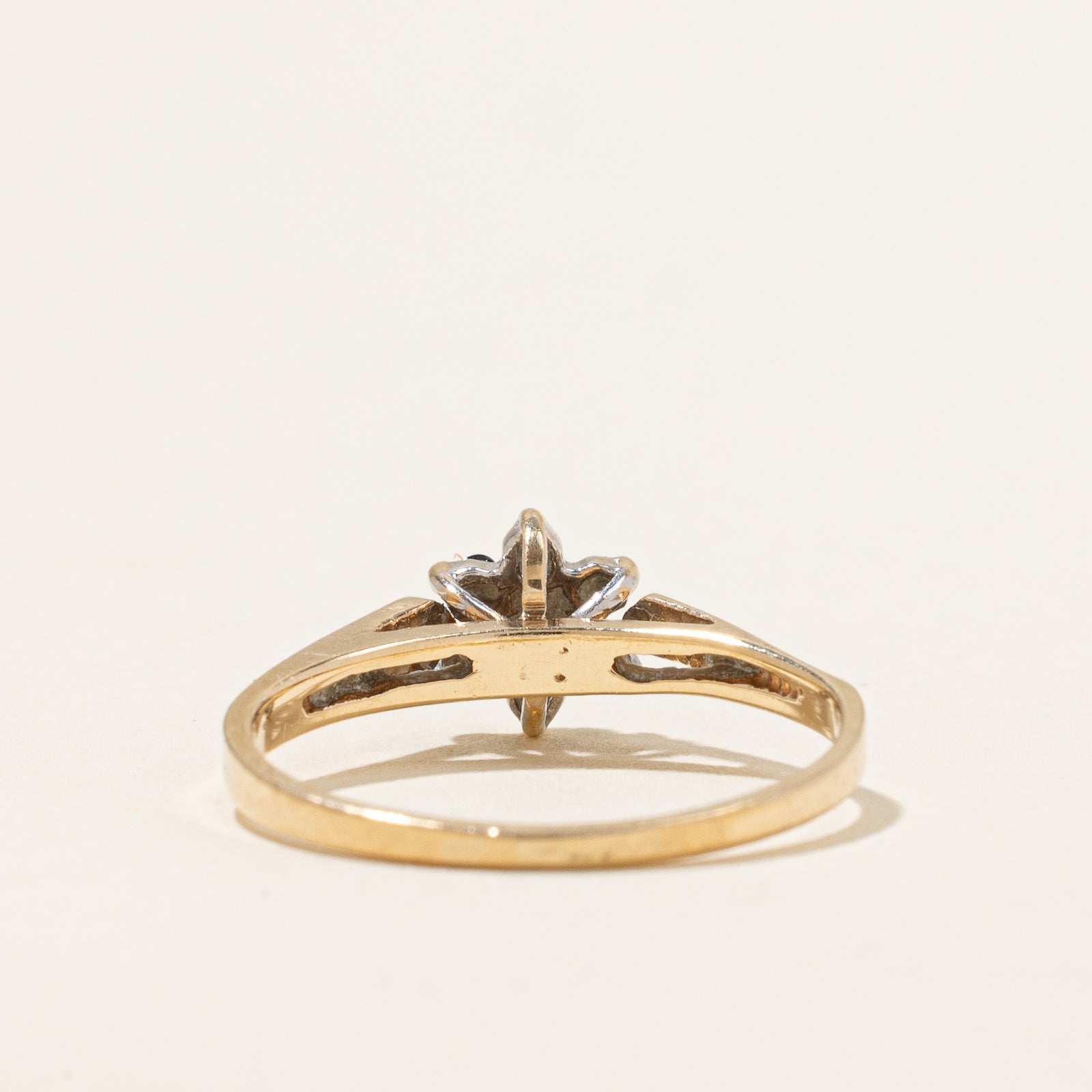 Bague fleur en saphir bleu et diamants | 0,15 ct au total, 0,01 ct | Taille 4,75 |