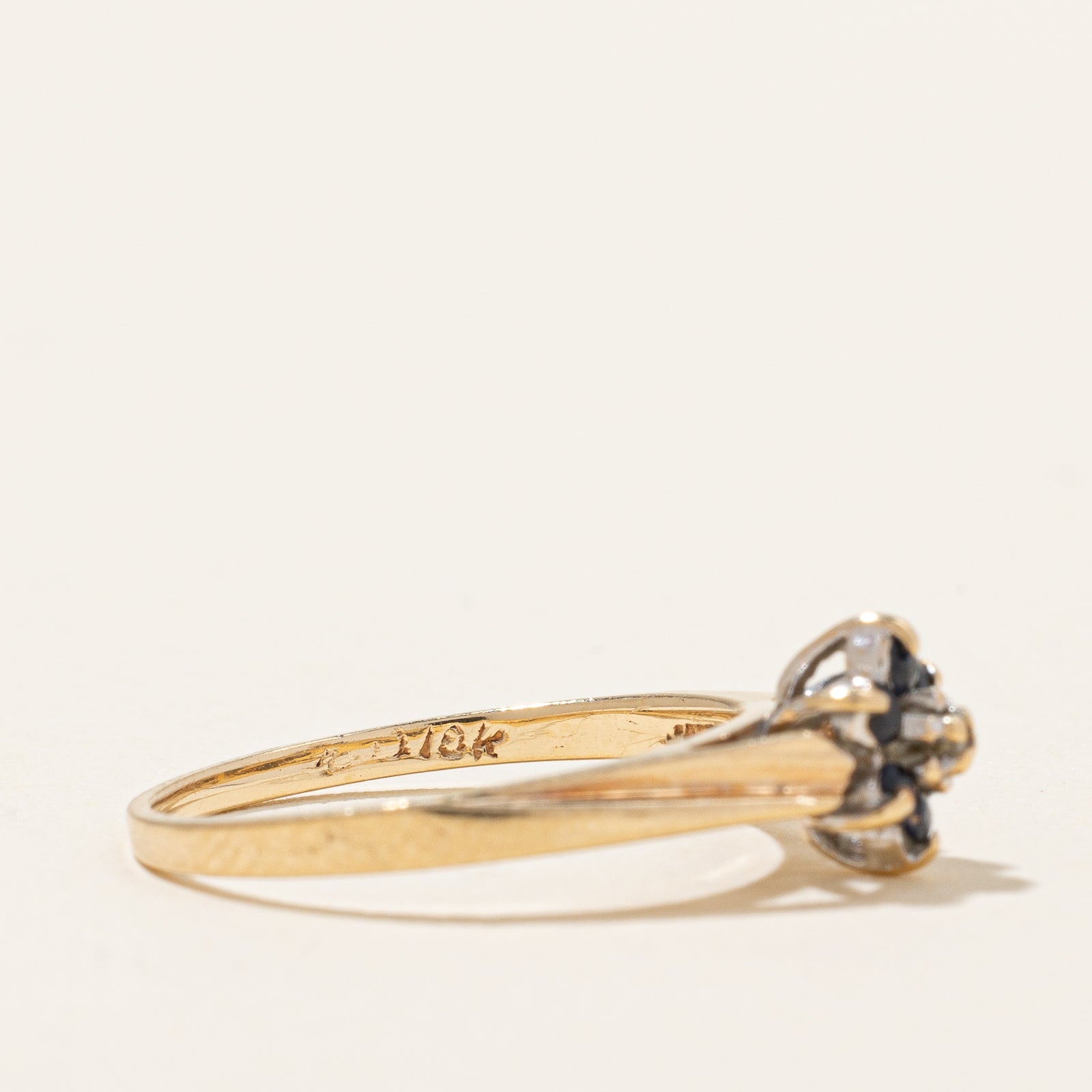 Bague fleur en saphir bleu et diamants | 0,15 ct au total, 0,01 ct | Taille 4,75 |