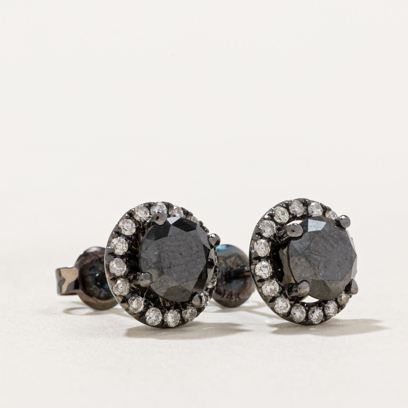 Boucles d'oreilles puces halo diamant noir et blanc | 1,54 ct au total, 0,24 ct au total |