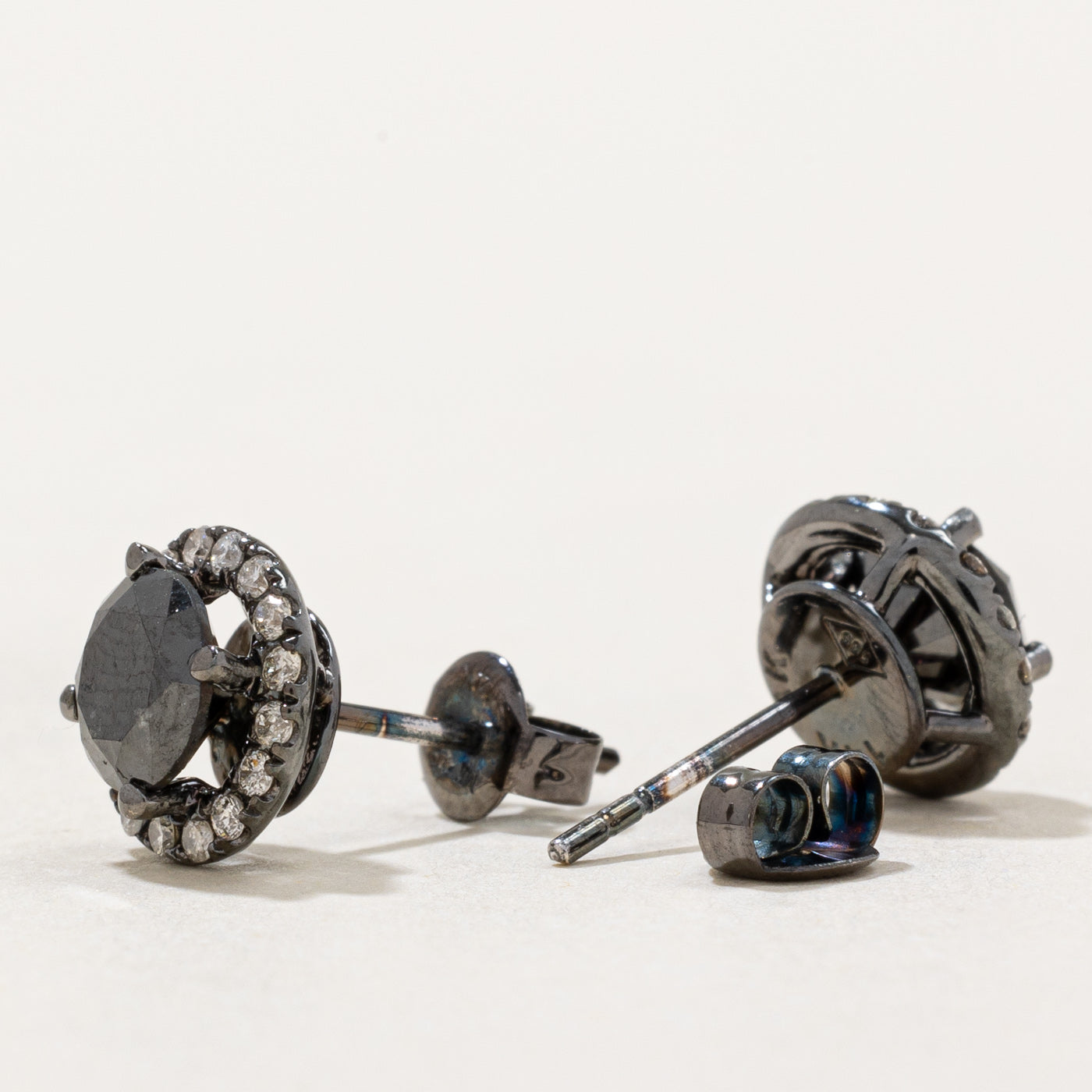 Boucles d'oreilles puces halo diamant noir et blanc | 1,54 ct au total, 0,24 ct au total |