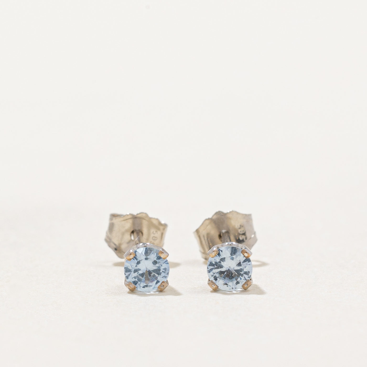 Boucles d'oreilles puces en spinelle synthétique | 0,20 ct |