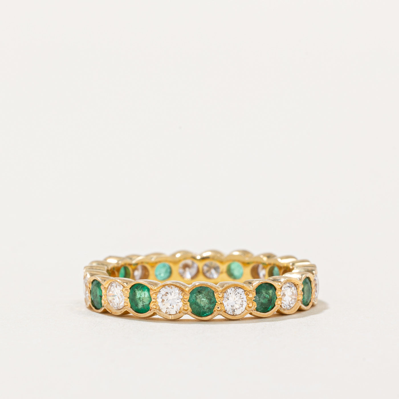 Bague d'éternité en diamants et émeraudes | 0,58 ct, 0,46 ct | Taille 5,25 |