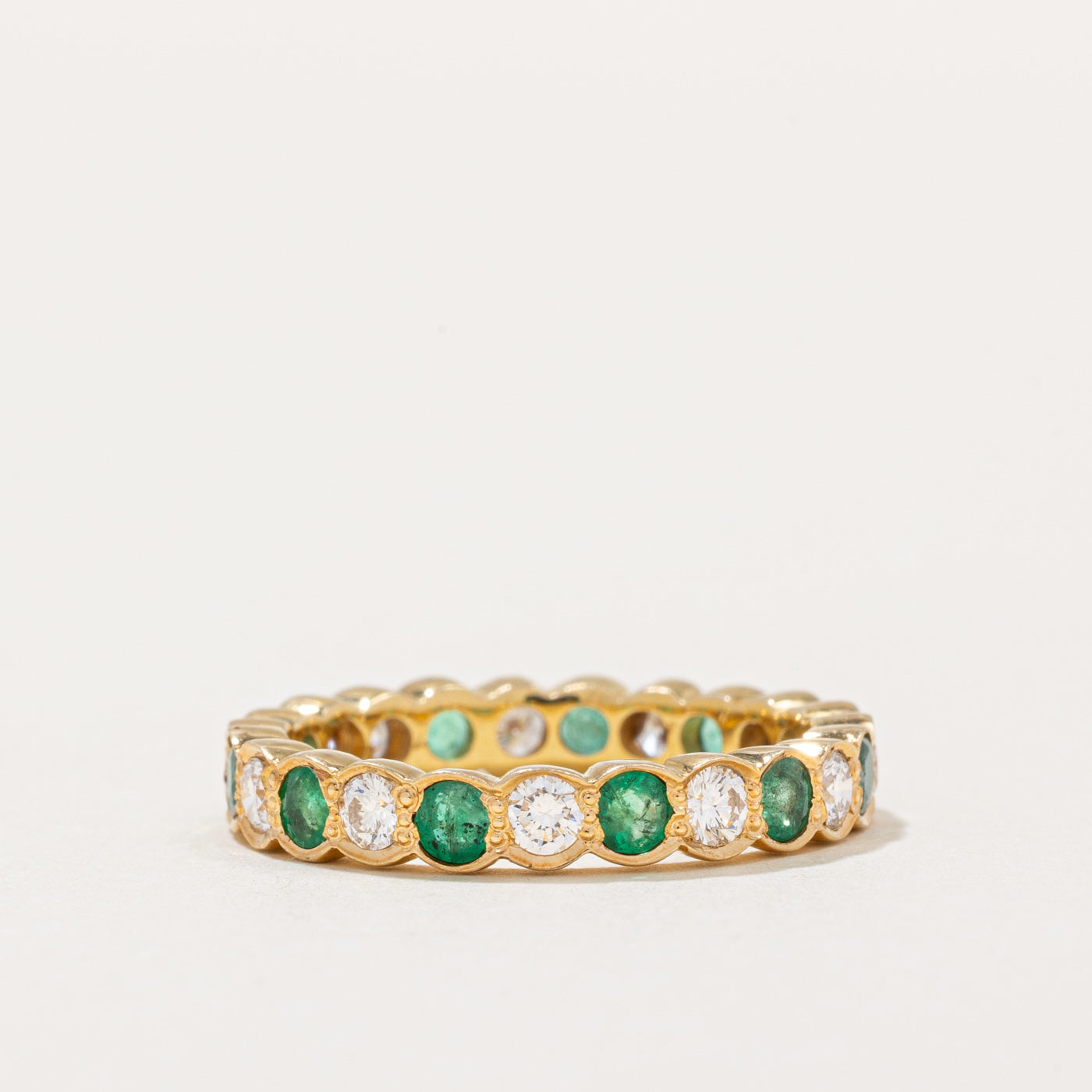 Bague d'éternité en diamants et émeraudes | 0,58 ct, 0,46 ct | Taille 5,25 |
