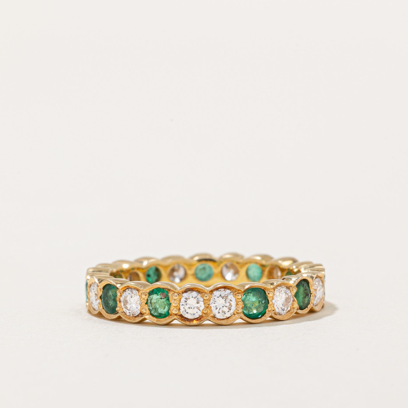 Bague d'éternité en diamants et émeraudes | 0,58 ct, 0,46 ct | Taille 5,25 |