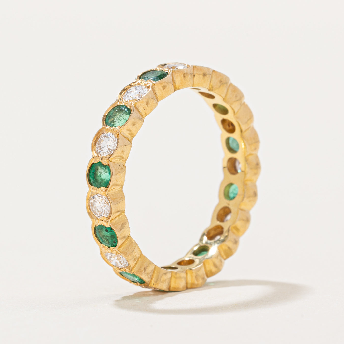 Bague d'éternité en diamants et émeraudes | 0,58 ct, 0,46 ct | Taille 5,25 |