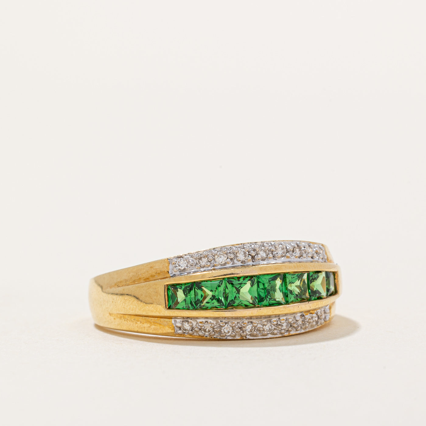 Bague en grenat vert et diamants | 0,80 ct, 0,09 ct | Taille 10,75 |