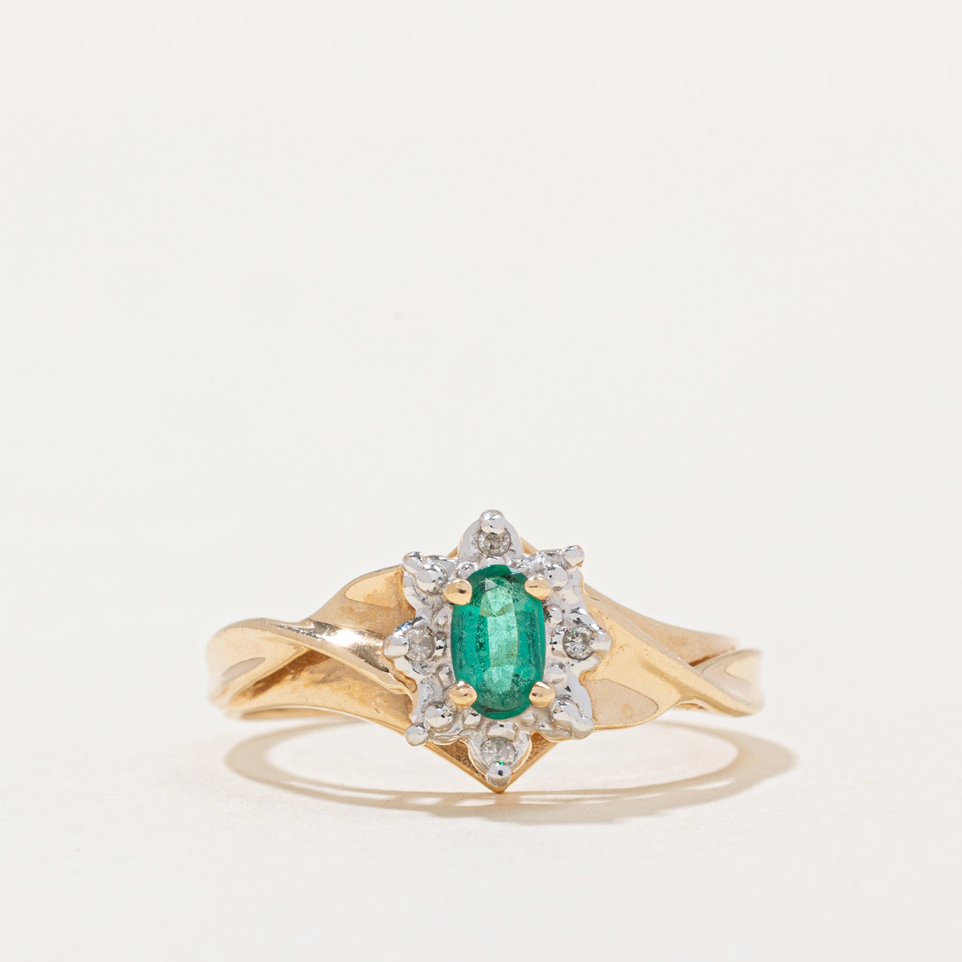 Bague en émeraude synthétique et diamants | 0,16 ct, 0,02 ct au total | Taille 5,75 |