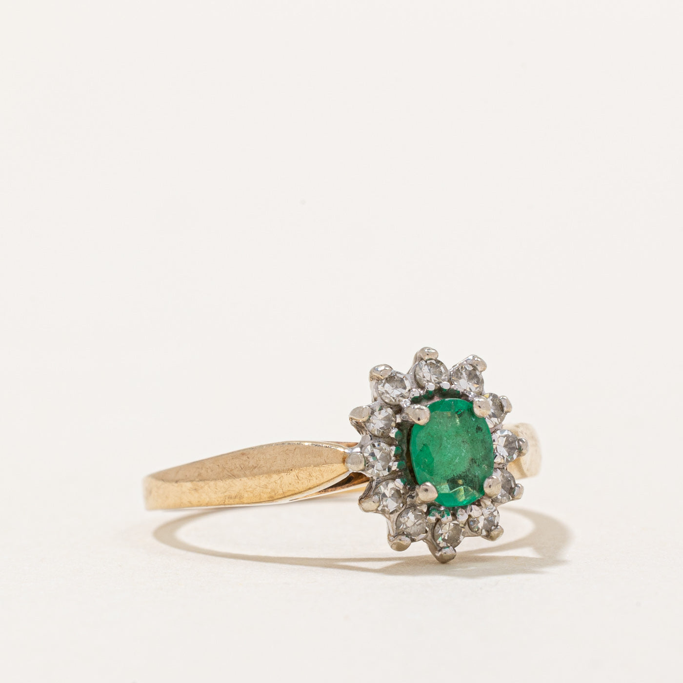 Bague émeraude et diamants | 0,26 ct, 0,12 ct au total | Taille 6 |