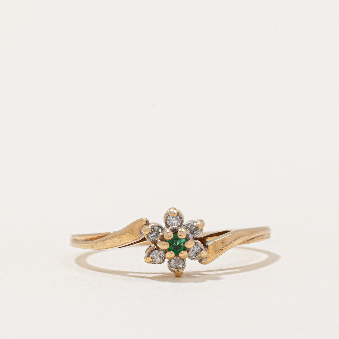 Bague en diamant et émeraude | 0,03 ct au total, 0,01 ct | Taille 4,5 |