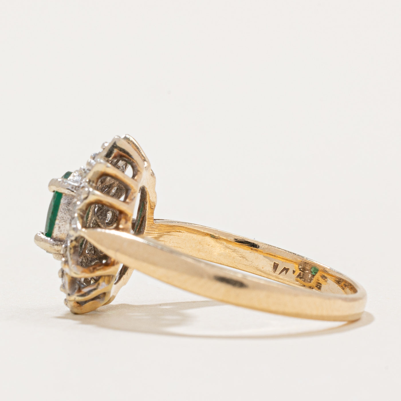 Bague halo émeraude et diamants | 0,30 ct, 0,07 ct au total | Taille 5,25 |