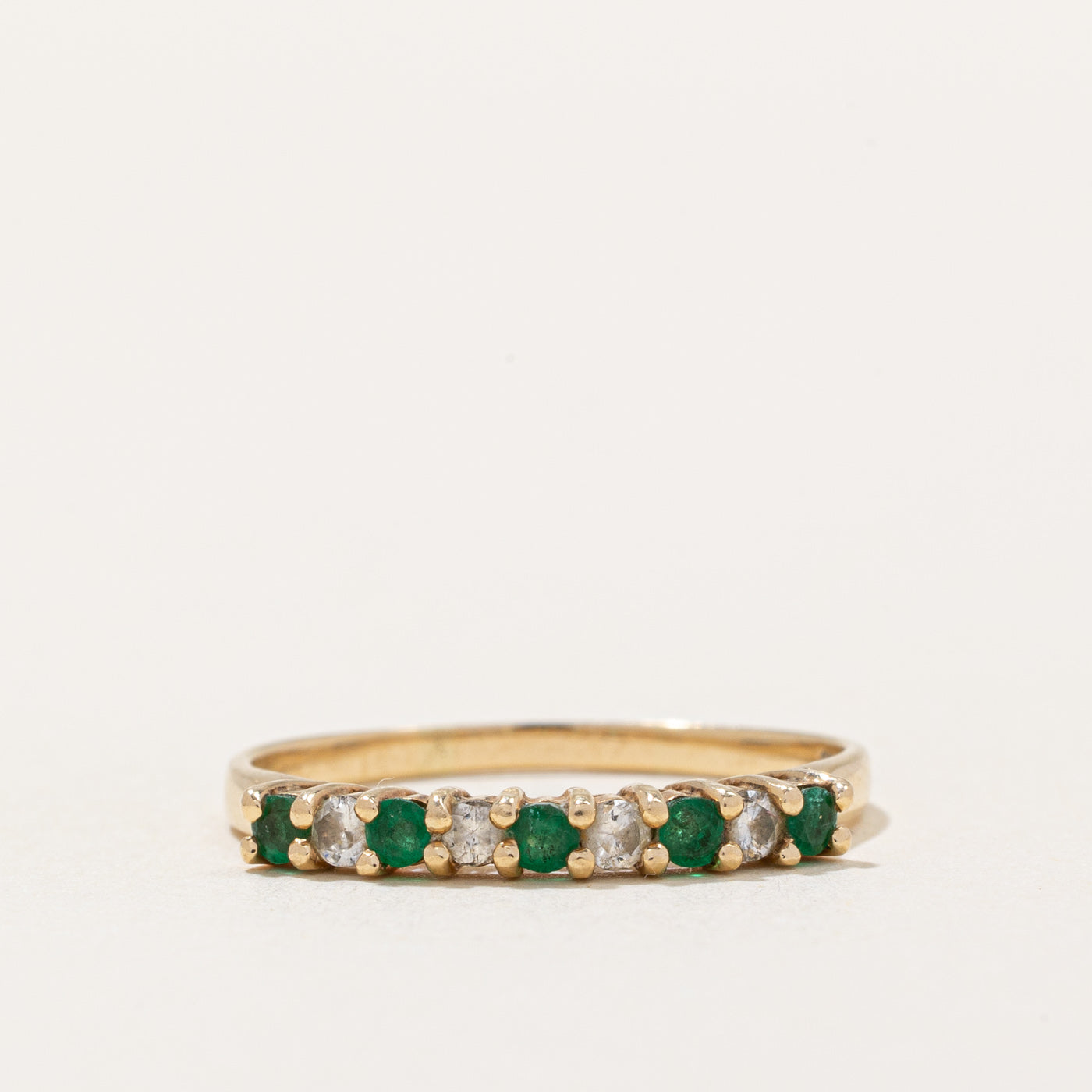 Bague en diamant et émeraude | 0,10 ct, 0,08 ct | Taille 7,25 |