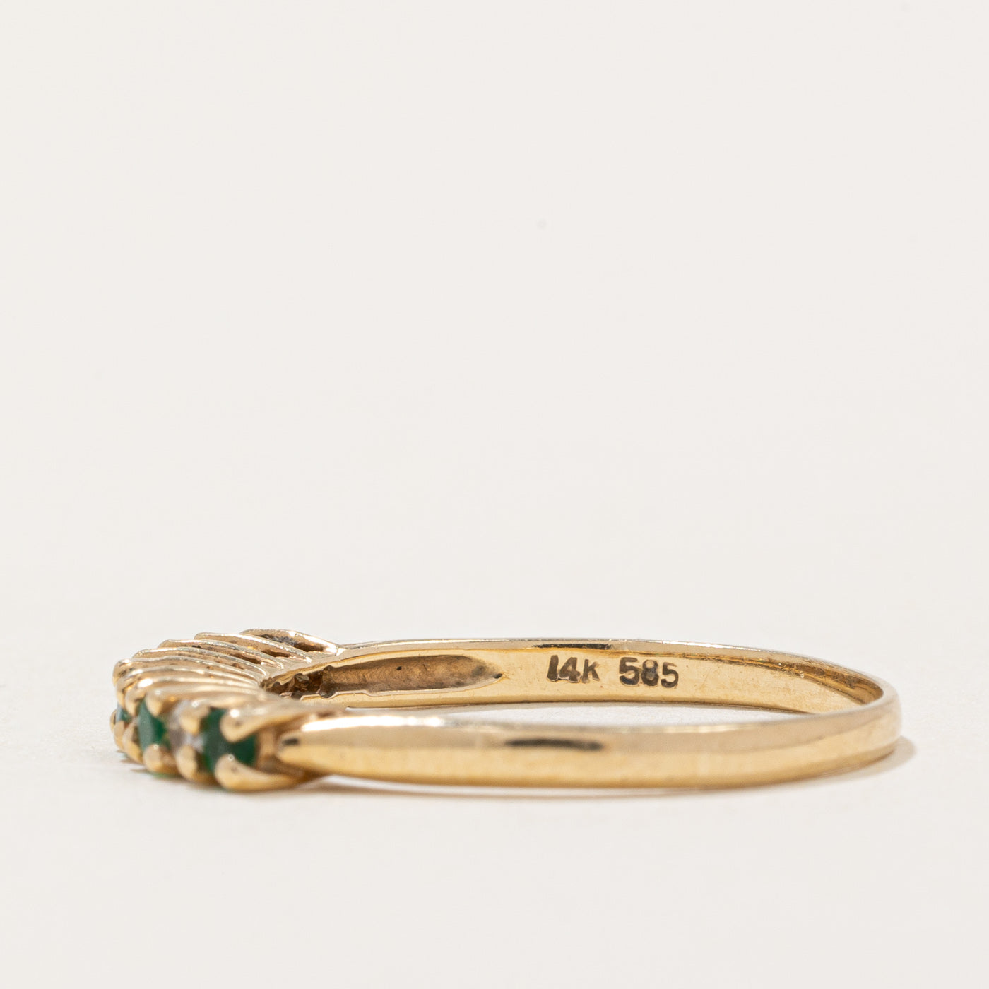 Bague en diamant et émeraude | 0,10 ct, 0,08 ct | Taille 7,25 |