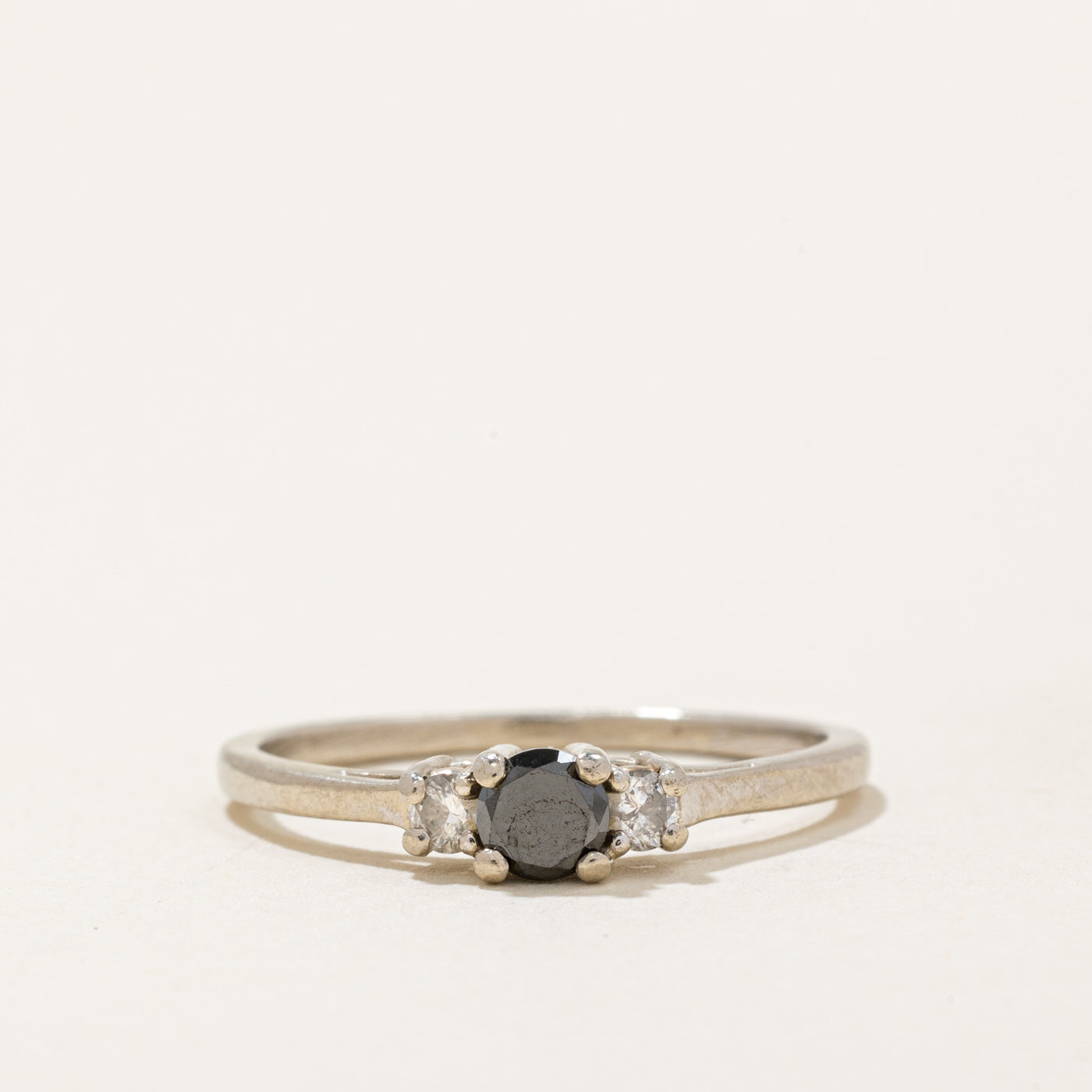 Bague en diamant noir et blanc | 0,25 ct, 0,12 ct au total | Taille 8,25 |