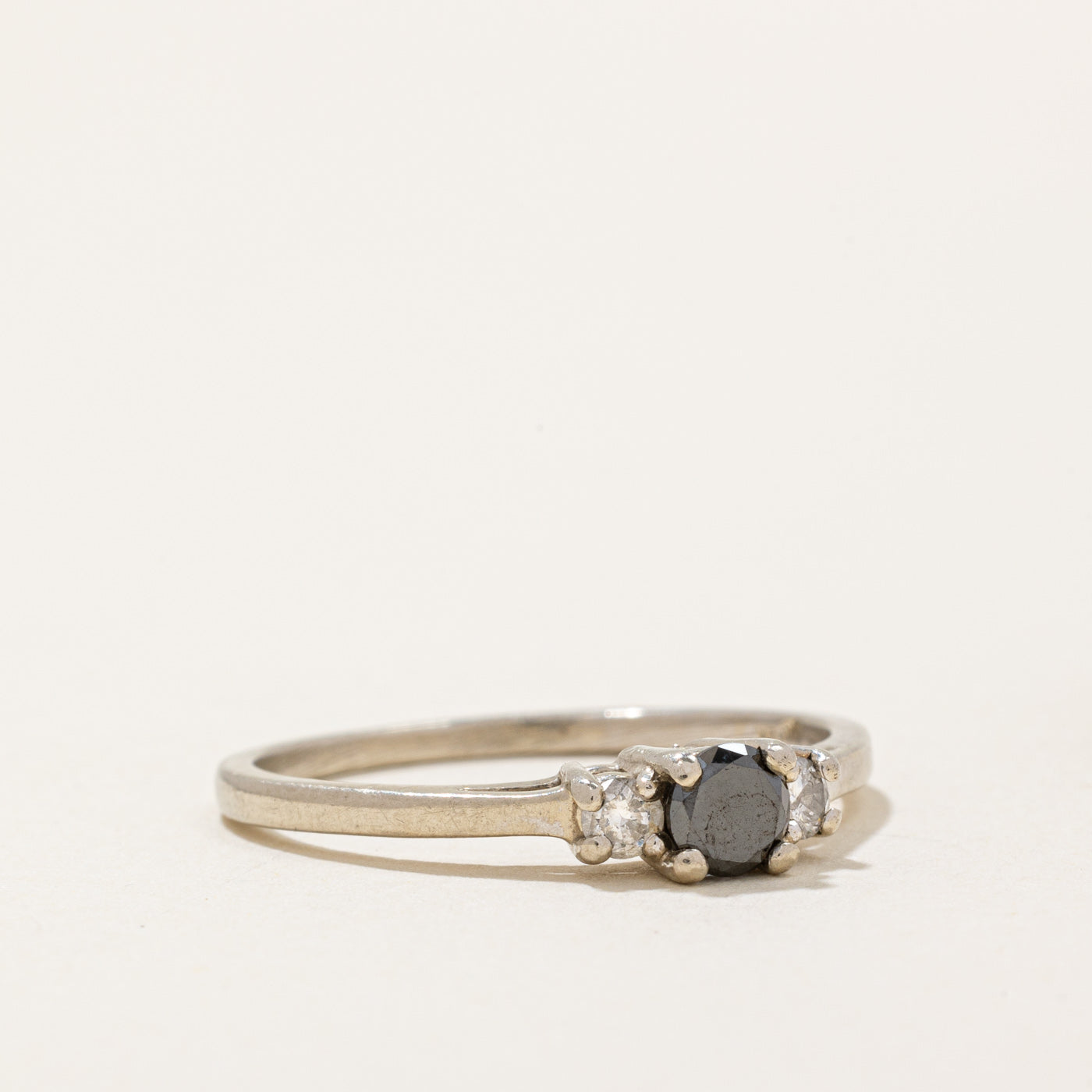 Bague en diamant noir et blanc | 0,25 ct, 0,12 ct au total | Taille 8,25 |