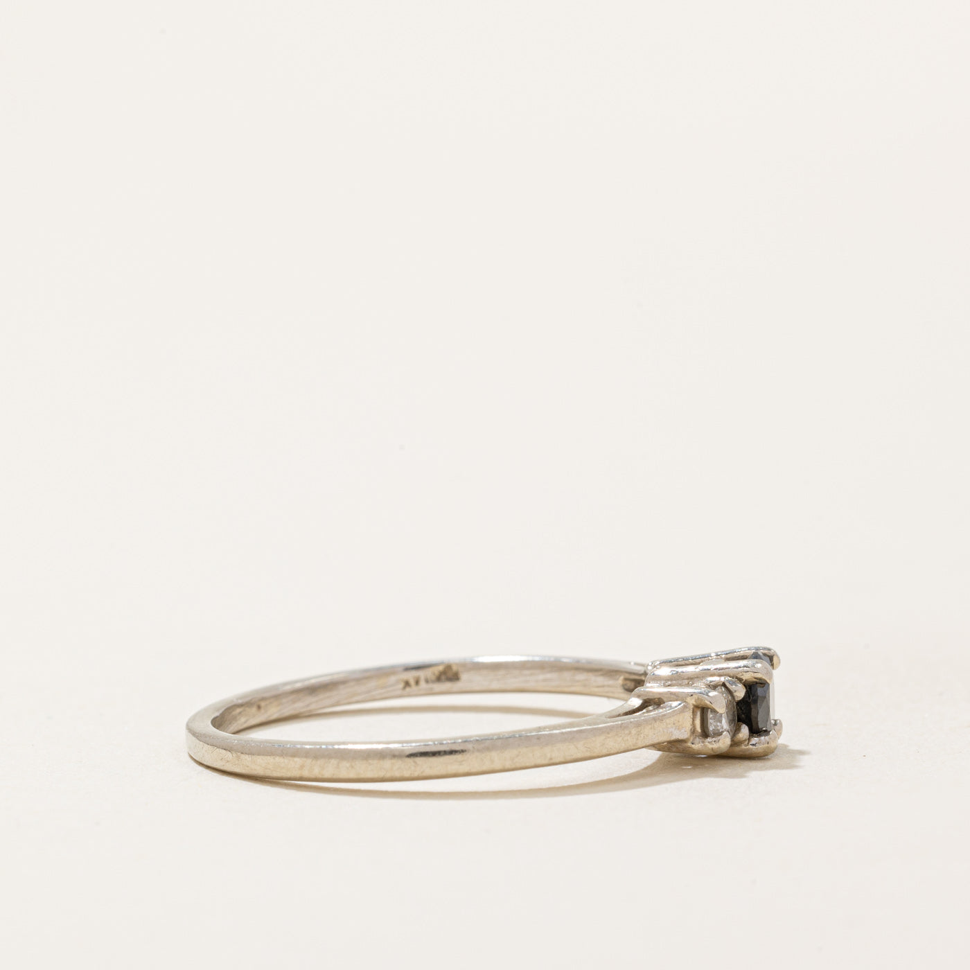 Bague en diamant noir et blanc | 0,25 ct, 0,12 ct au total | Taille 8,25 |