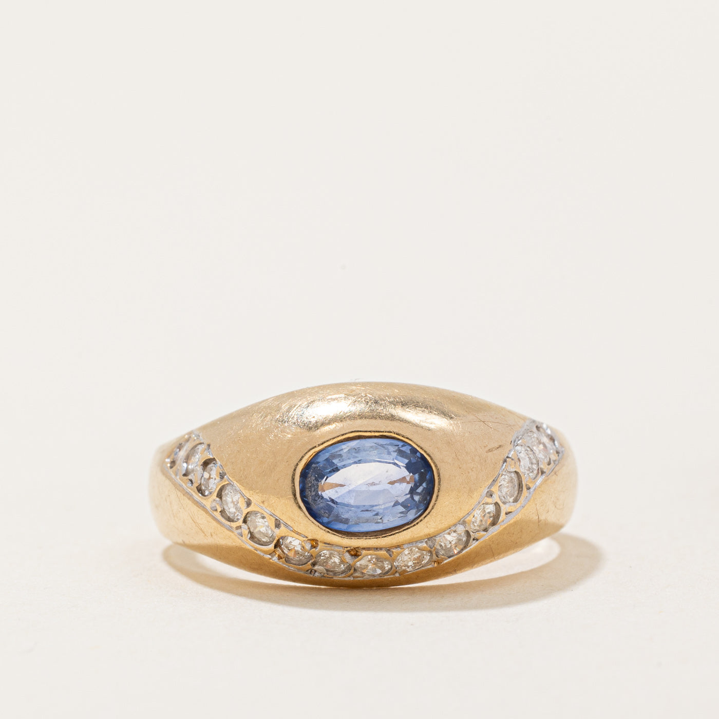 Bague cocktail en forme de dôme, saphir et diamants | 0,40 ct, 0,22 ct au total | Taille 6 |