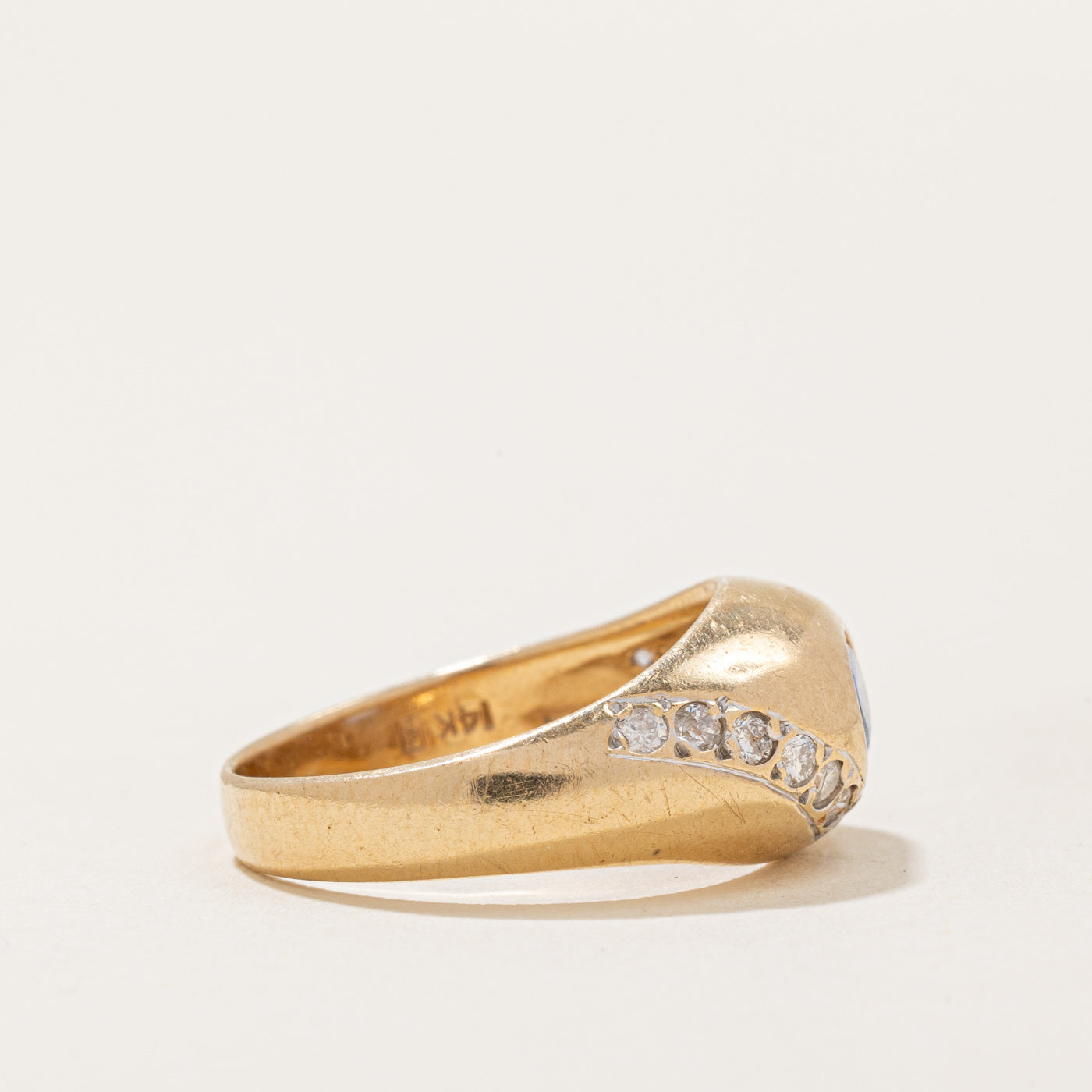 Bague cocktail en forme de dôme, saphir et diamants | 0,40 ct, 0,22 ct au total | Taille 6 |