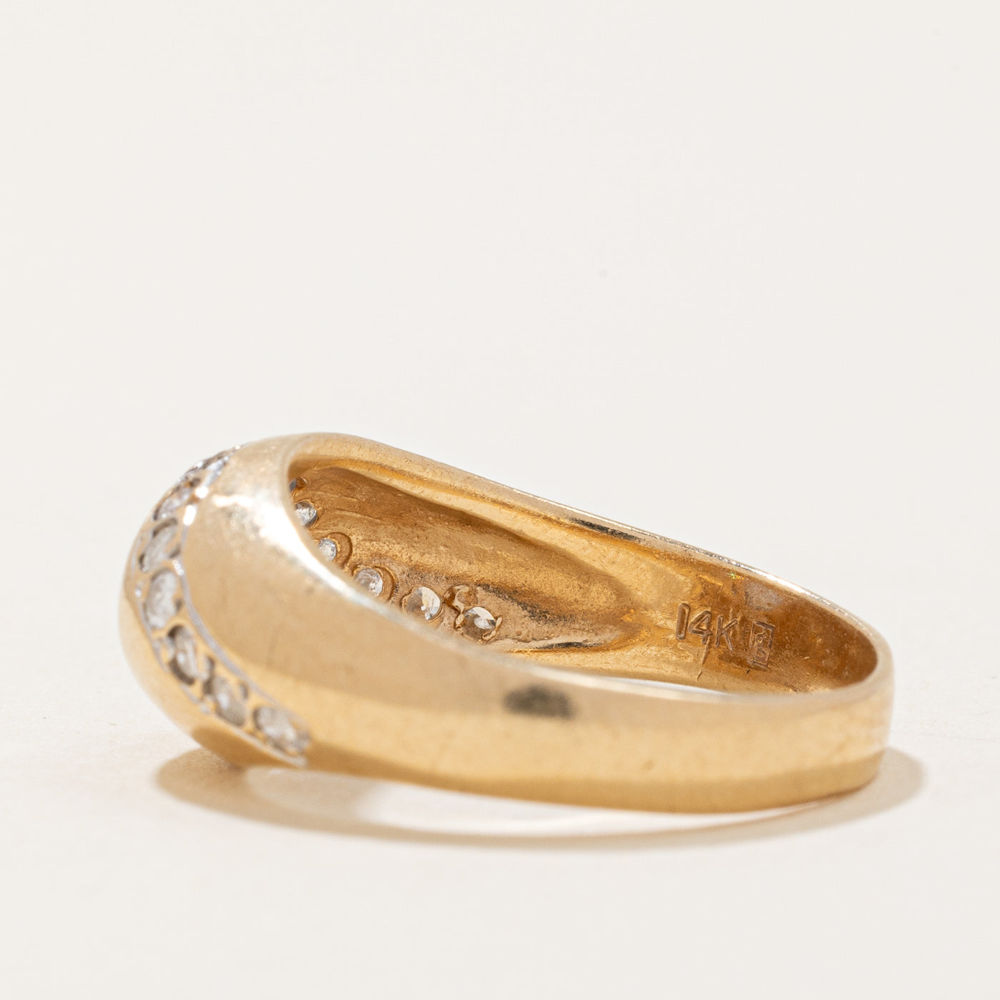 Bague cocktail en forme de dôme, saphir et diamants | 0,40 ct, 0,22 ct au total | Taille 6 |