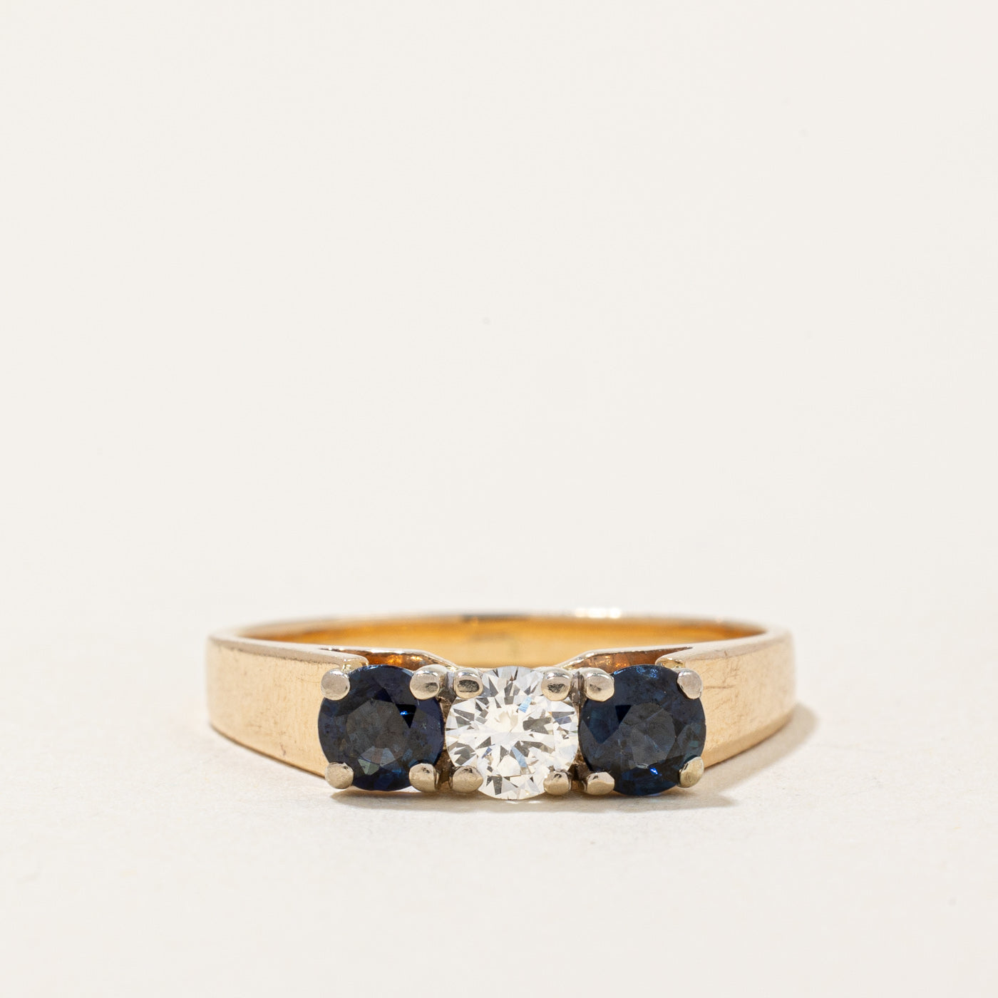 Bague saphir et diamants | 0,44 ct au total, 0,24 ct | Taille 6 |