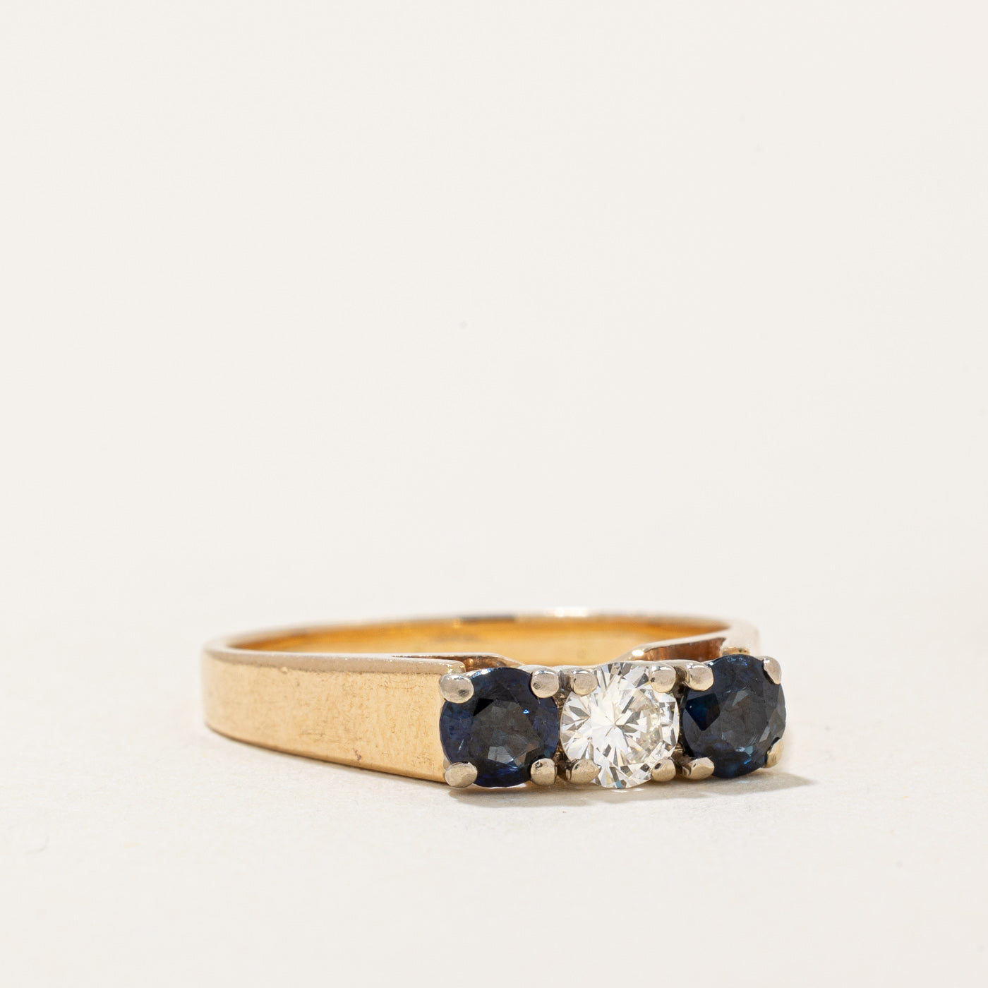 Bague saphir et diamants | 0,44 ct au total, 0,24 ct | Taille 6 |
