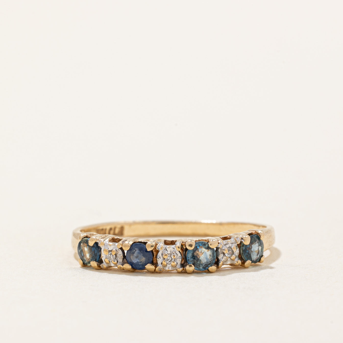 Bague en saphir naturel et synthétique et diamants | 0,20 ct, 0,01 ct | Taille 6,25 |