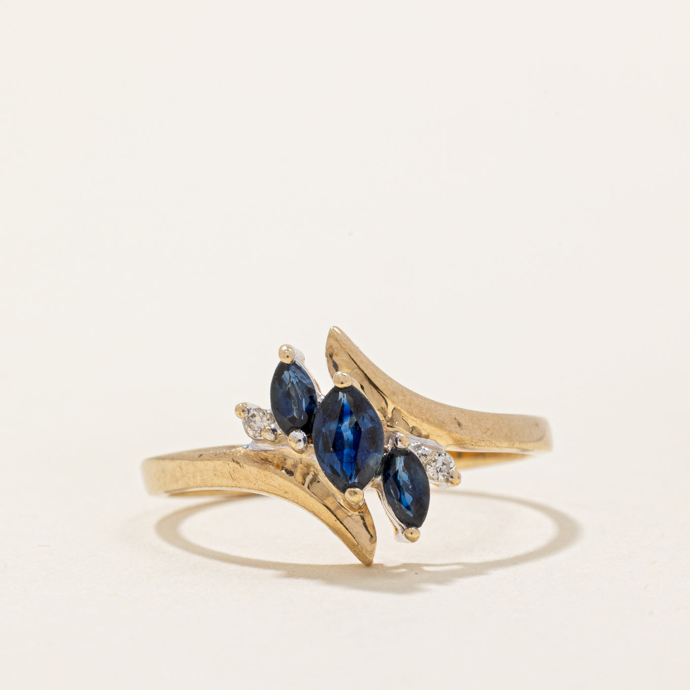 Bague cascade saphir et diamants | 0,26 ct, 0,01 ct | Taille 6,75 |
