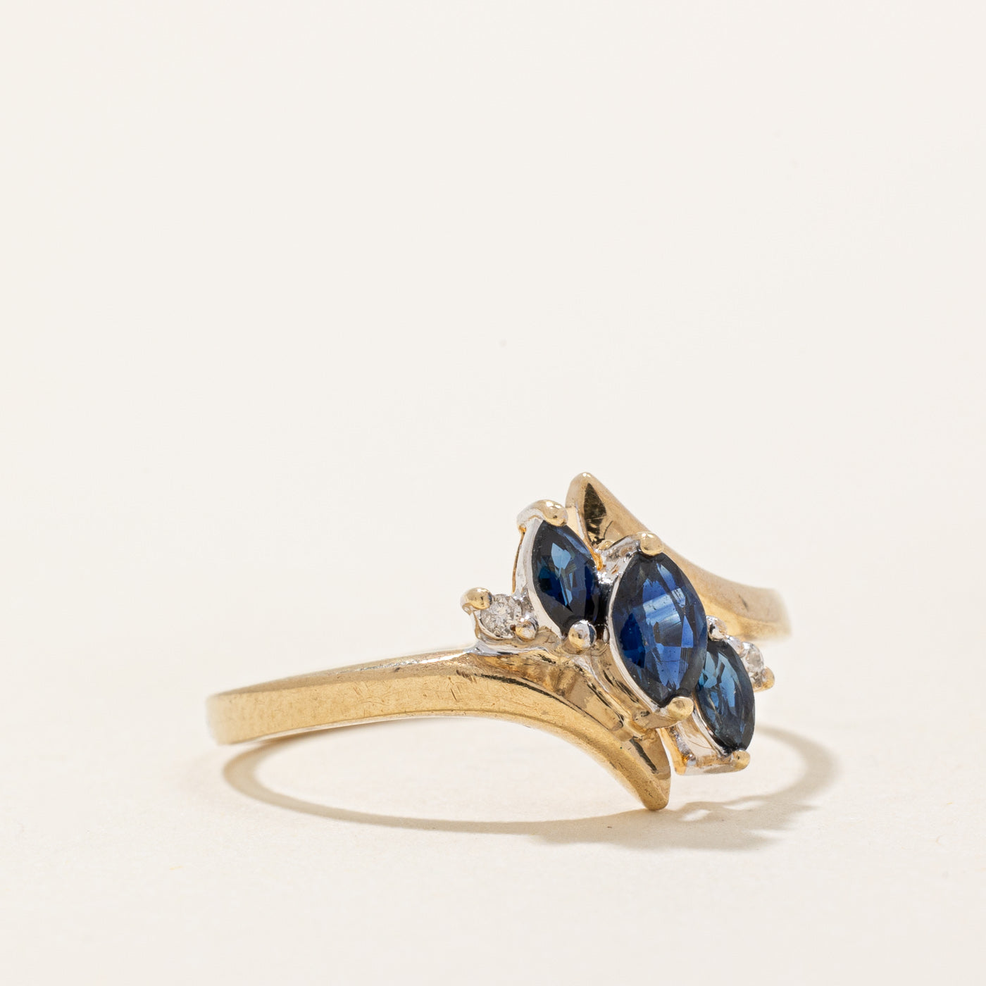 Bague cascade saphir et diamants | 0,26 ct, 0,01 ct | Taille 6,75 |
