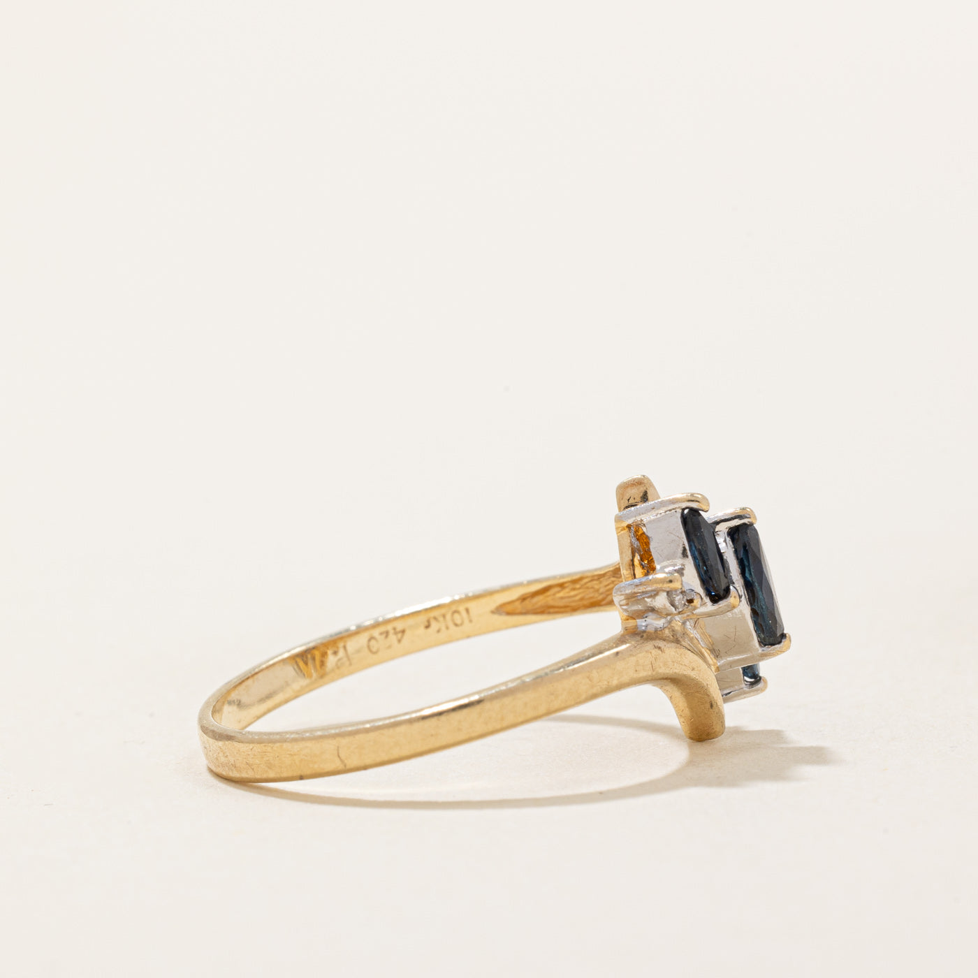 Bague cascade saphir et diamants | 0,26 ct, 0,01 ct | Taille 6,75 |