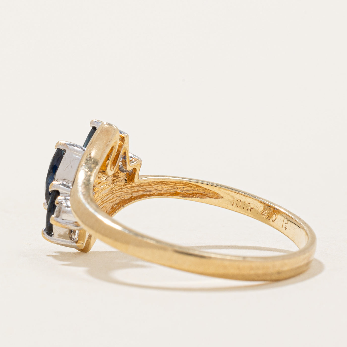 Bague cascade saphir et diamants | 0,26 ct, 0,01 ct | Taille 6,75 |