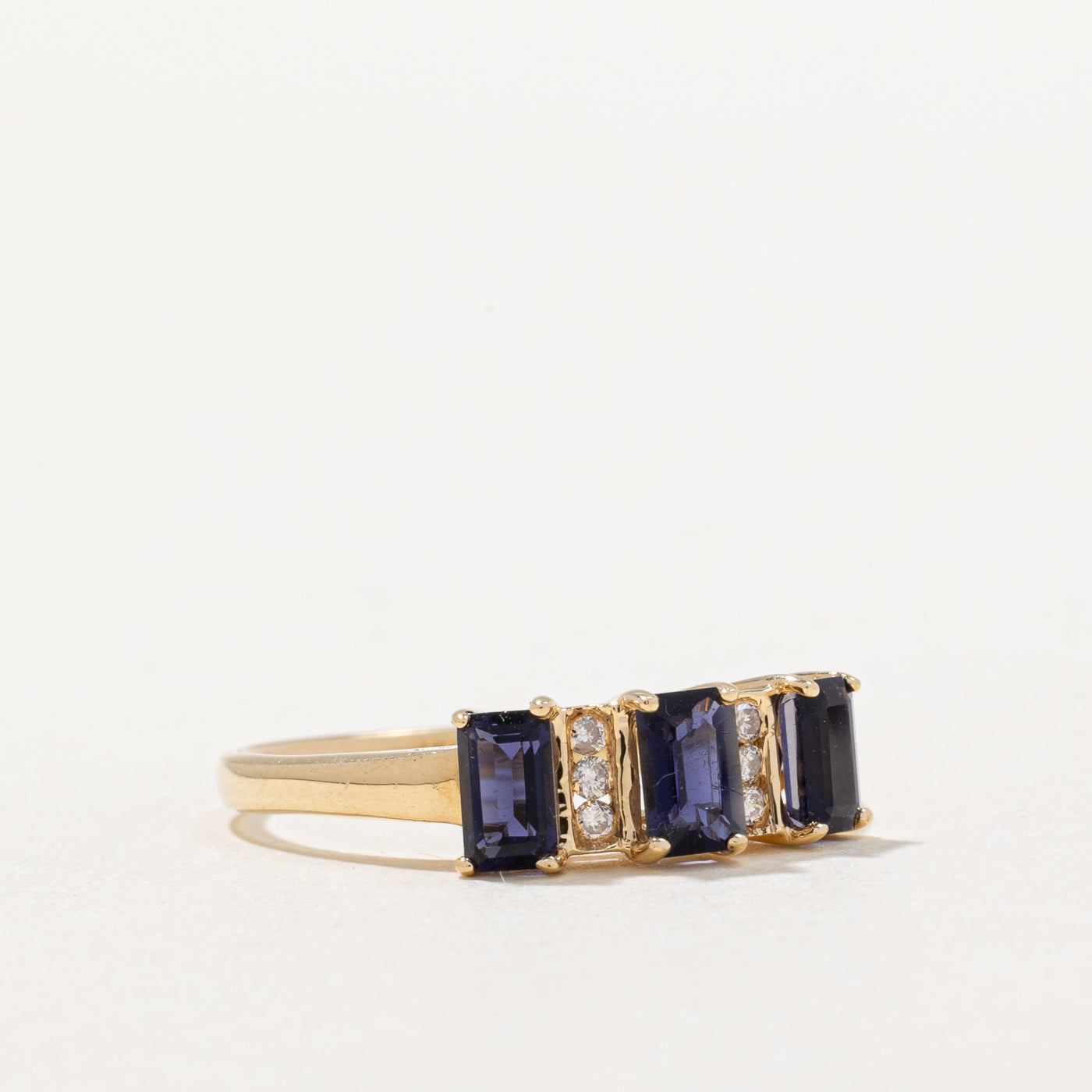 Bague trois pierres iolite et diamants | 0,75 ct, 0,06 ct | Taille 7,75 |