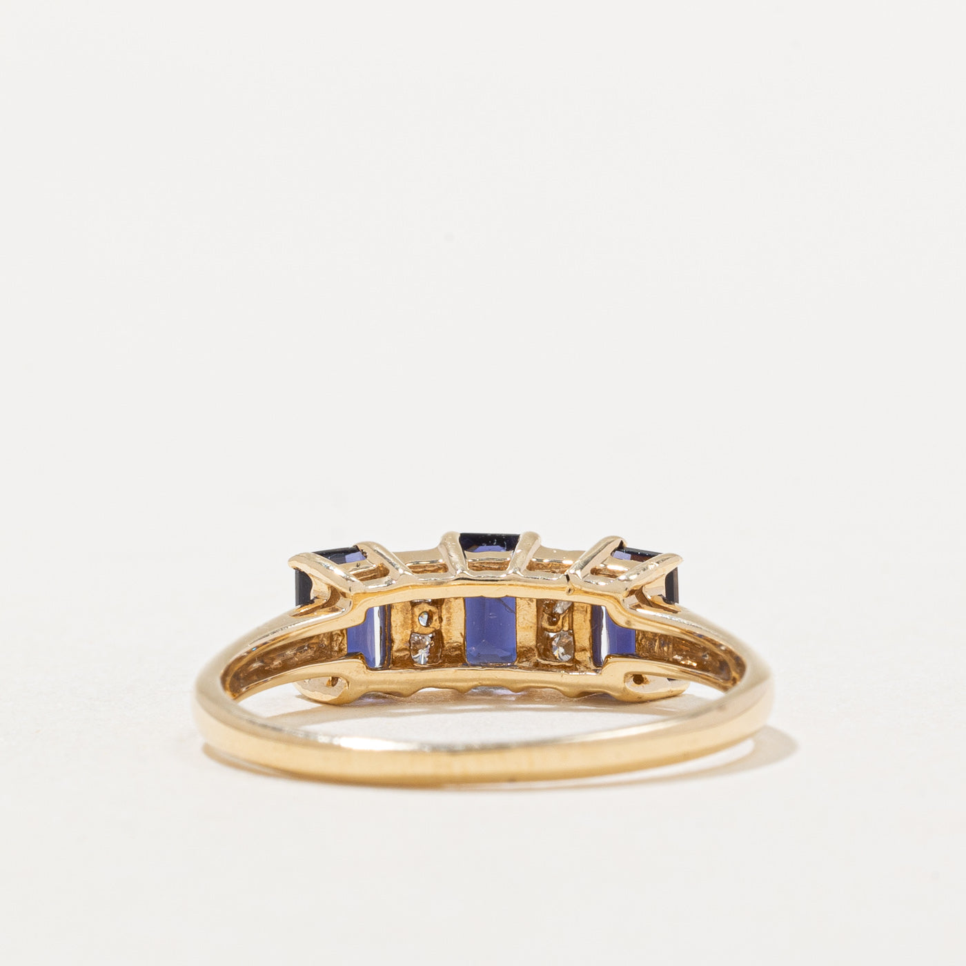 Bague trois pierres iolite et diamants | 0,75 ct, 0,06 ct | Taille 7,75 |