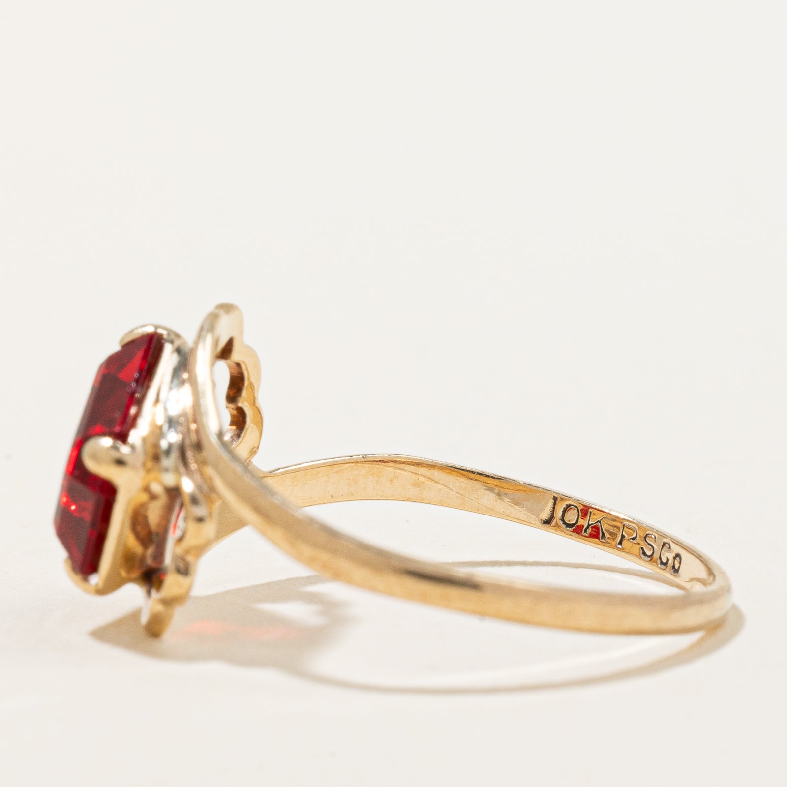 Bague en verre rouge taillé émeraude | 1,70 ct | Taille 6,25 |