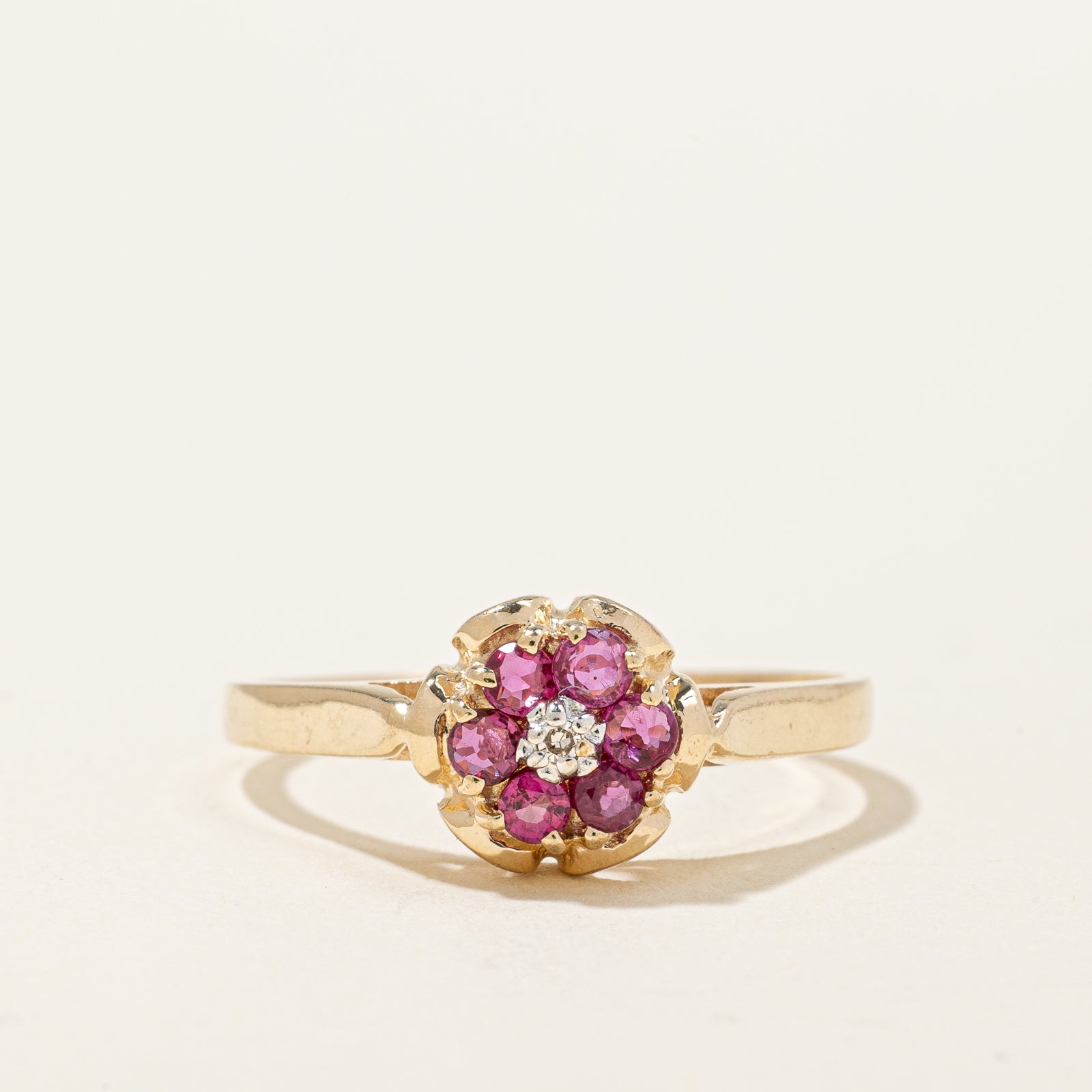 Bague Fleur Rubis et Diamants | 0,30 ct au total, 0,007 ct | Taille 8,25 |