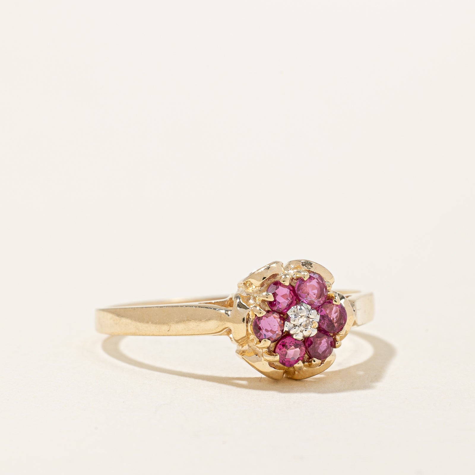 Bague Fleur Rubis et Diamants | 0,30 ct au total, 0,007 ct | Taille 8,25 |