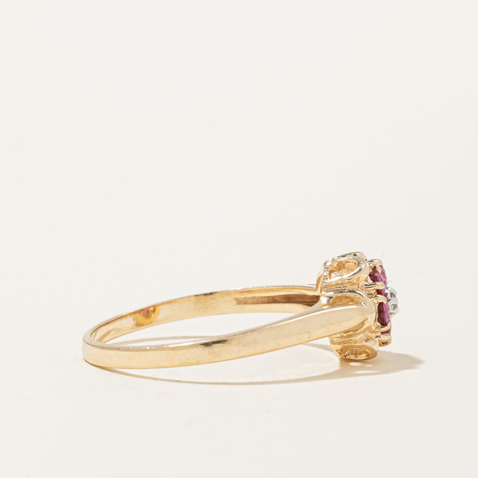 Bague Fleur Rubis et Diamants | 0,30 ct au total, 0,007 ct | Taille 8,25 |