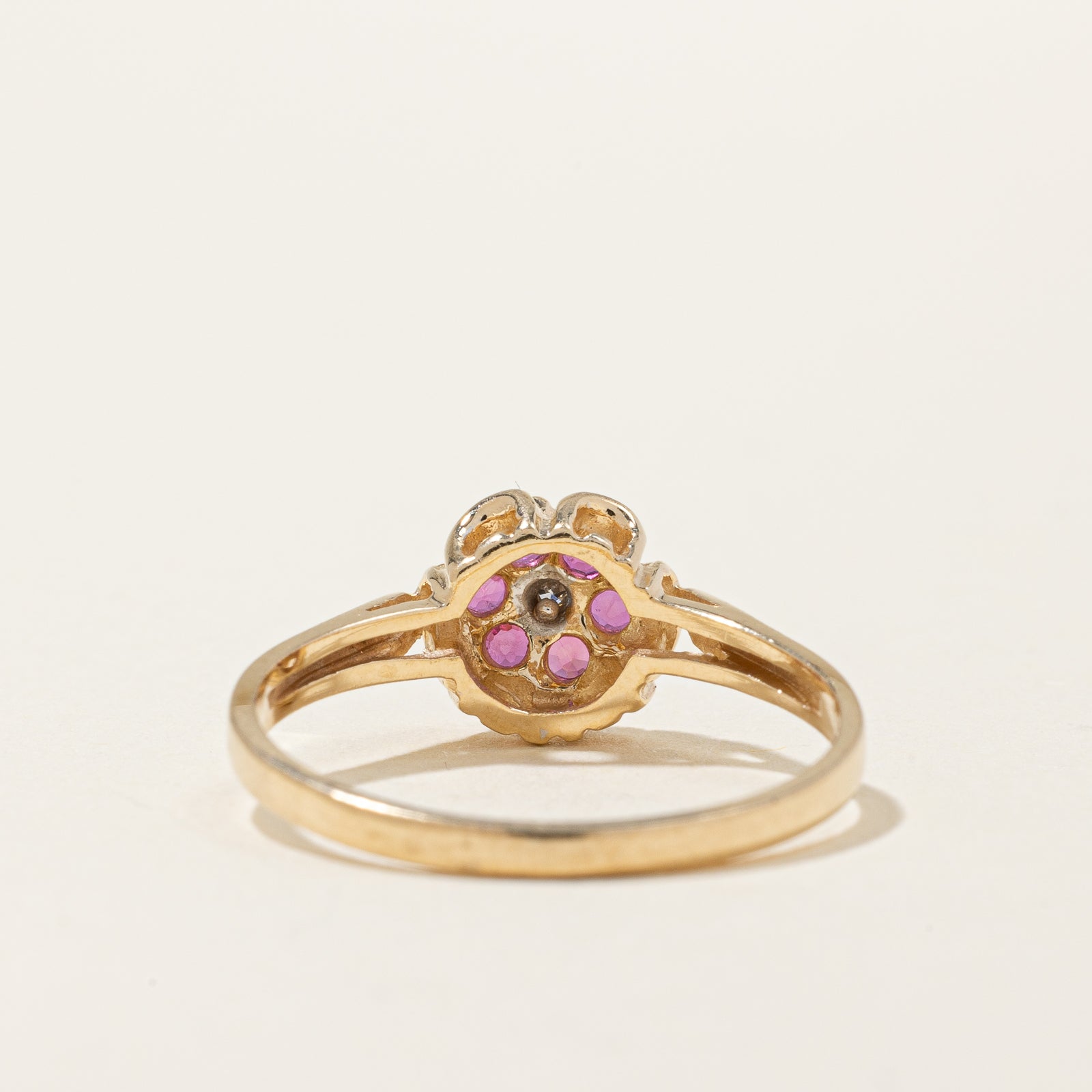 Bague Fleur Rubis et Diamants | 0,30 ct au total, 0,007 ct | Taille 8,25 |