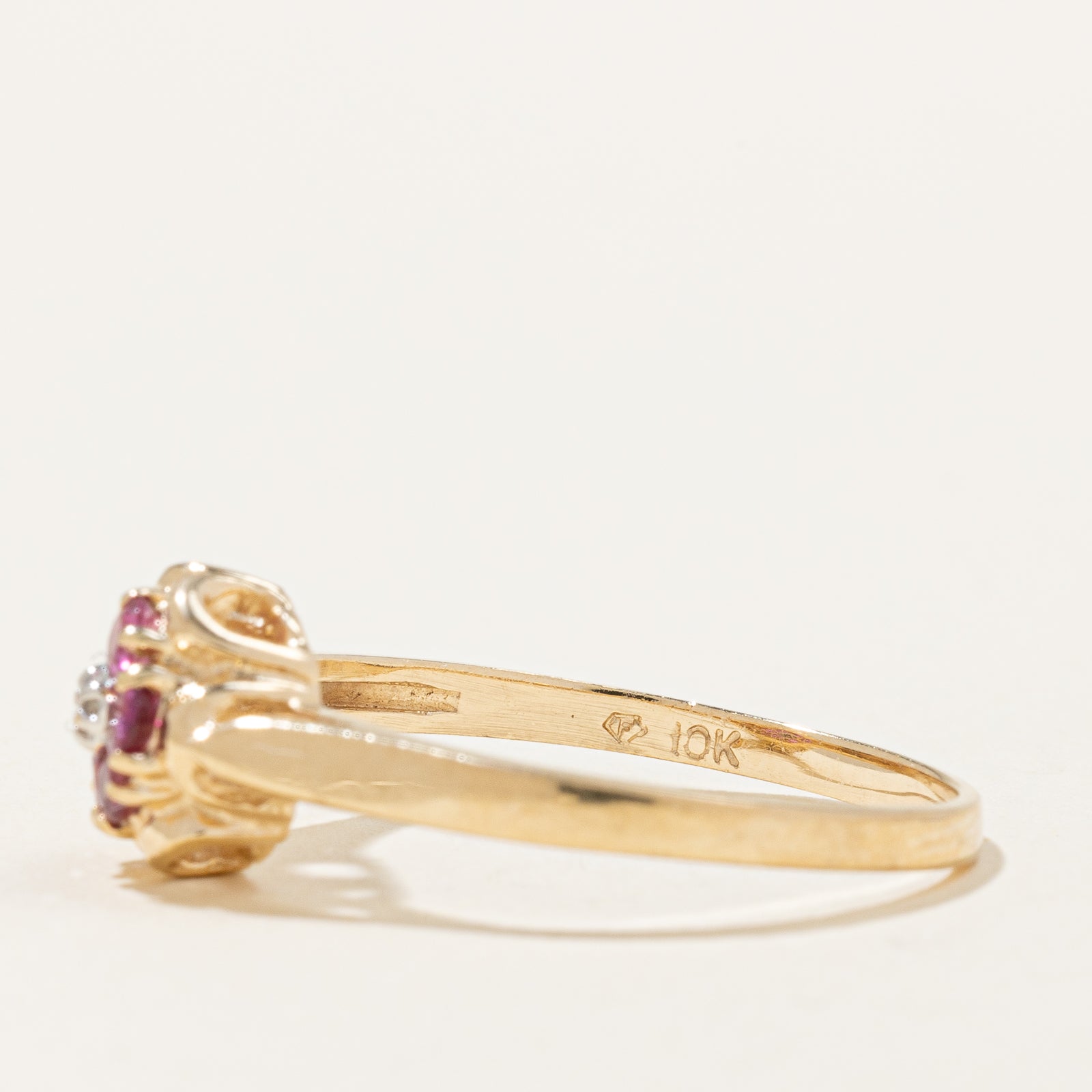 Bague Fleur Rubis et Diamants | 0,30 ct au total, 0,007 ct | Taille 8,25 |