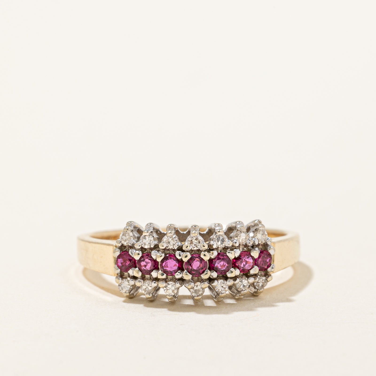 Bague en rangée de rubis et de diamants | 0,18 ct, 0,10 ct | Taille 6,5 |