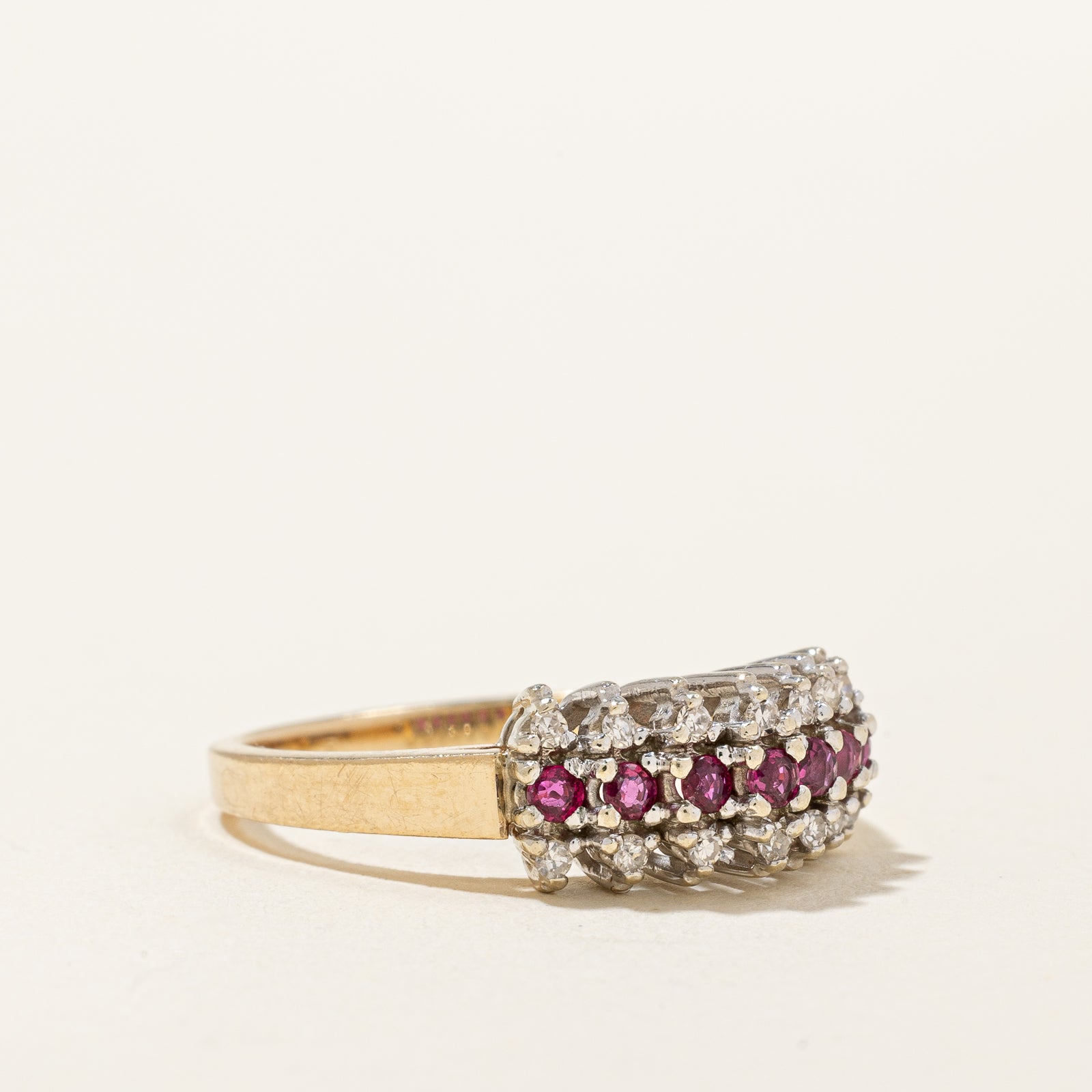 Bague en rangée de rubis et de diamants | 0,18 ct, 0,10 ct | Taille 6,5 |