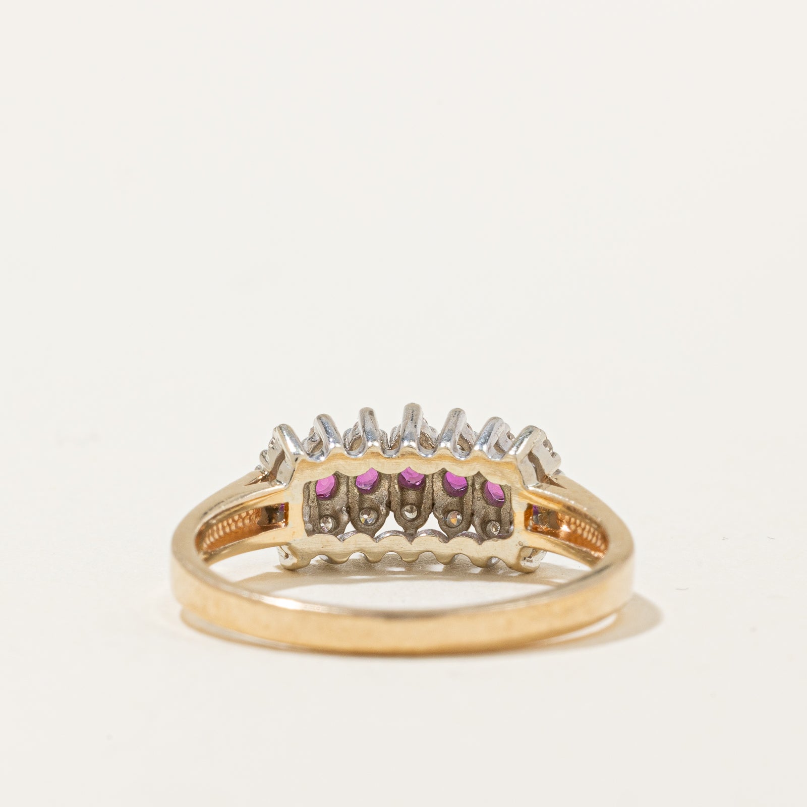Bague en rangée de rubis et de diamants | 0,18 ct, 0,10 ct | Taille 6,5 |