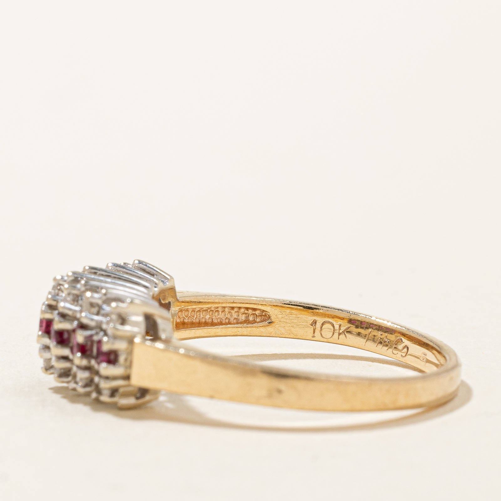 Bague en rangée de rubis et de diamants | 0,18 ct, 0,10 ct | Taille 6,5 |