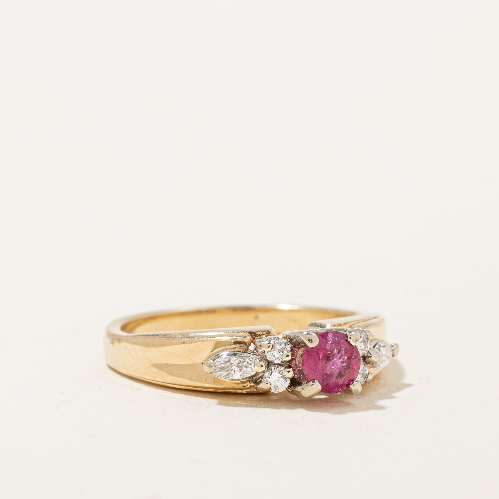 Bague rubis et diamants | 0,26 ct, 0,14 ct au total | Taille 5 |
