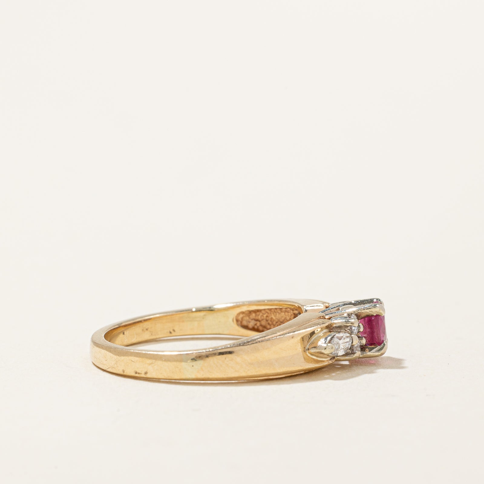 Bague rubis et diamants | 0,26 ct, 0,14 ct au total | Taille 5 |